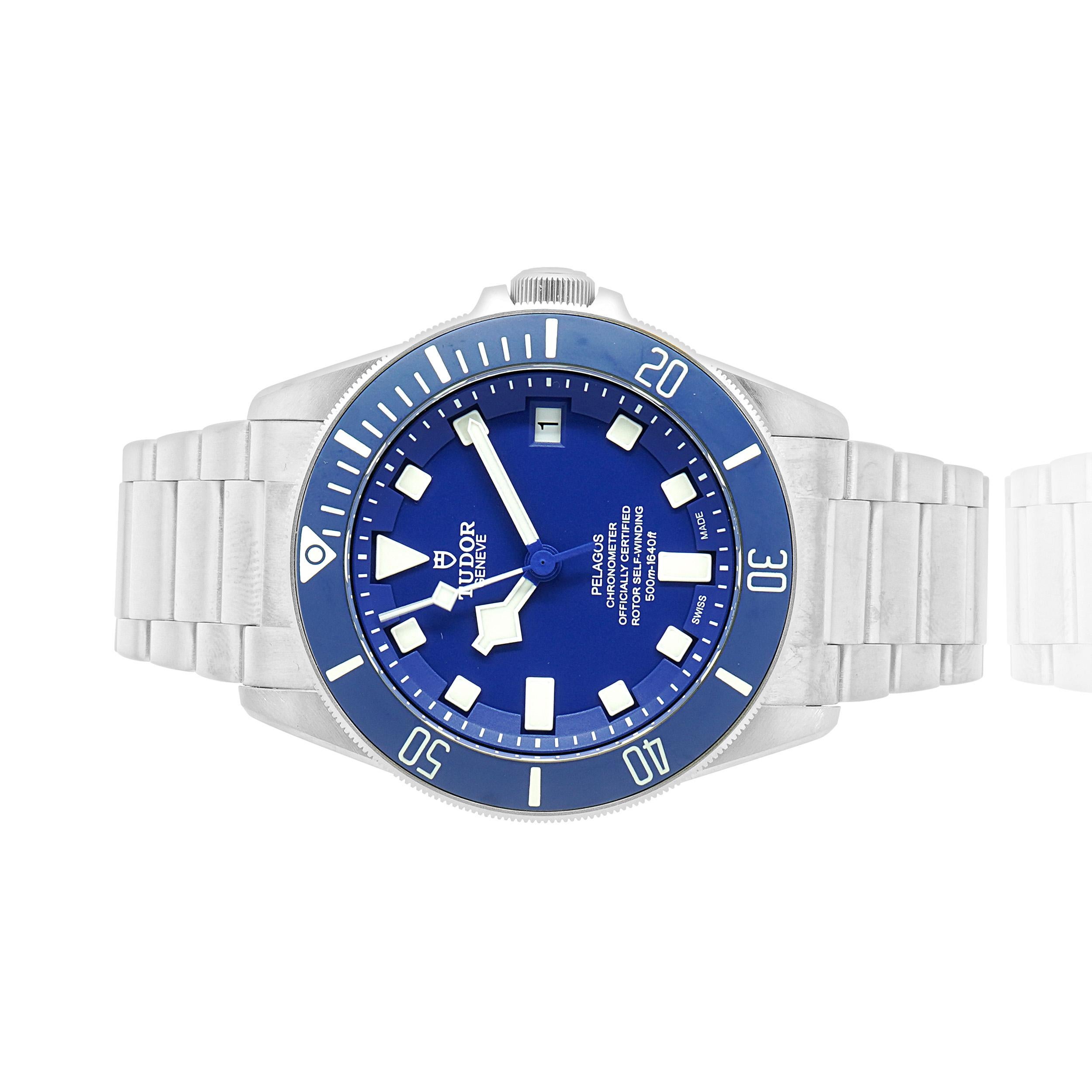 Uhrwerk: automatisch
Funktion: Stunden, Minuten, Sekunden, Datum
Gehäuse: rundes 42-mm-Titangehäuse, drehbare Lünette aus blauer Keramik
Band: Titanarmband, integrierte Schließe
Zifferblatt: blau
Seriennummer: 156GXXX
Referenznummer: