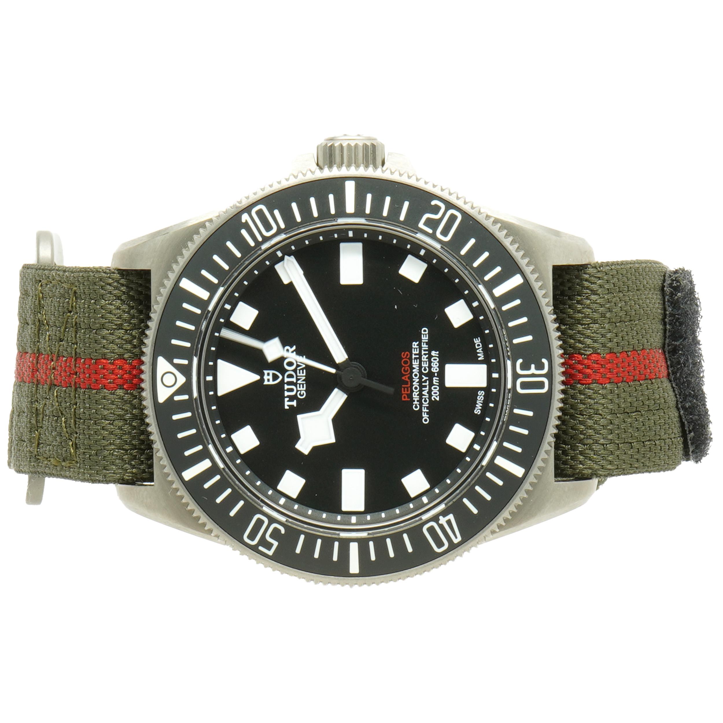 Uhrwerk: automatisch
Funktionen: Stunden, Minuten, Sekunden, Datum, 70 Stunden Gangreserve
Gehäuse: 42-mm-Titangehäuse, schwarze Lünette mit 60-Minuten-Taktung
Zifferblatt: schwarzer Stick
Band: Tudor Textil-Klettband
Seriennummer: