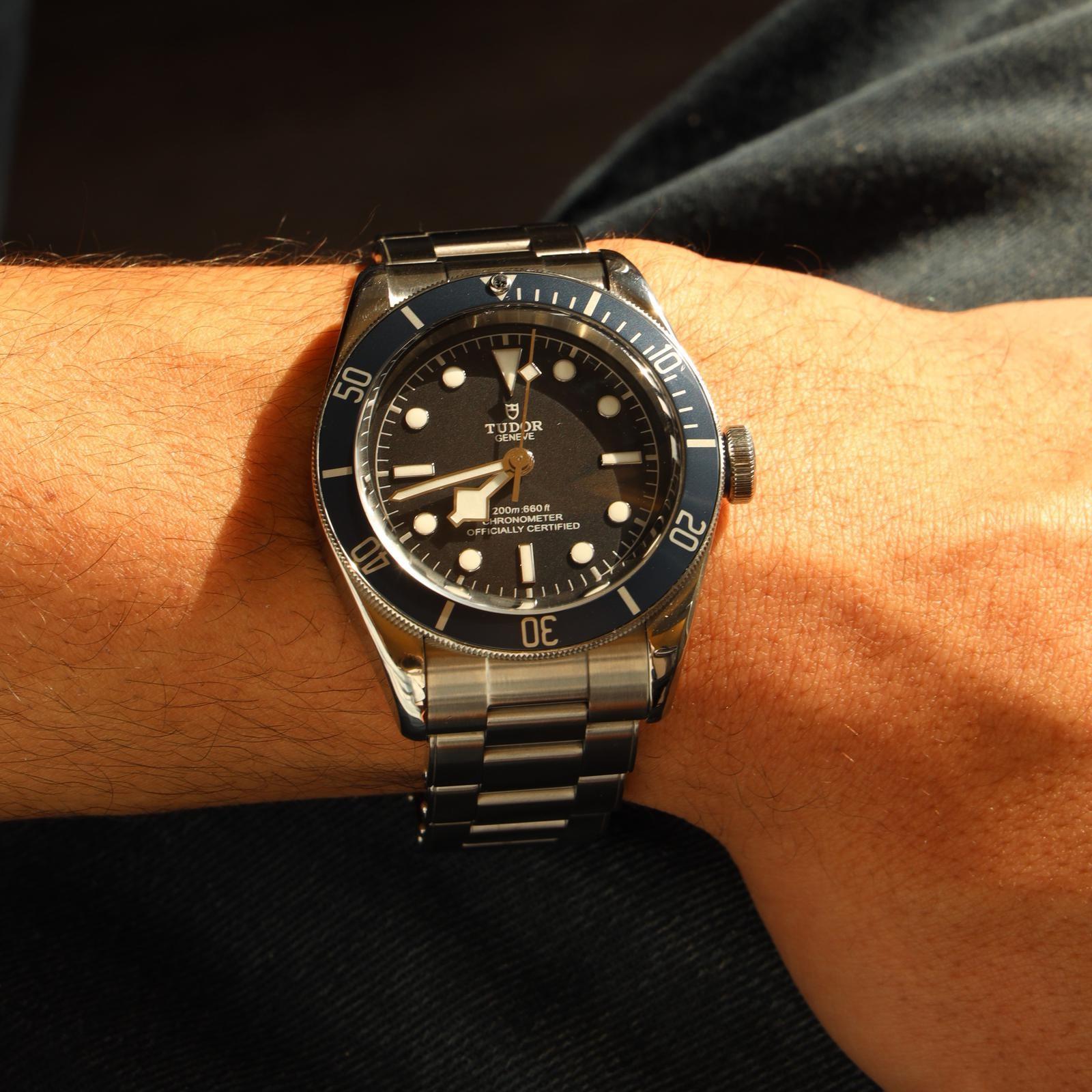 Watch signed by the House of TUDOR in stainless steel. Black Bay model. black dial and navy blue bezel. Automatic movement. Case size 41 mm. Wrist size: 18 cm. Numbered. delivered with two additional links. original box and authenticity card. Total