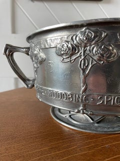 Rosone in peltro con motto di David Veasey per Liberty & Co.