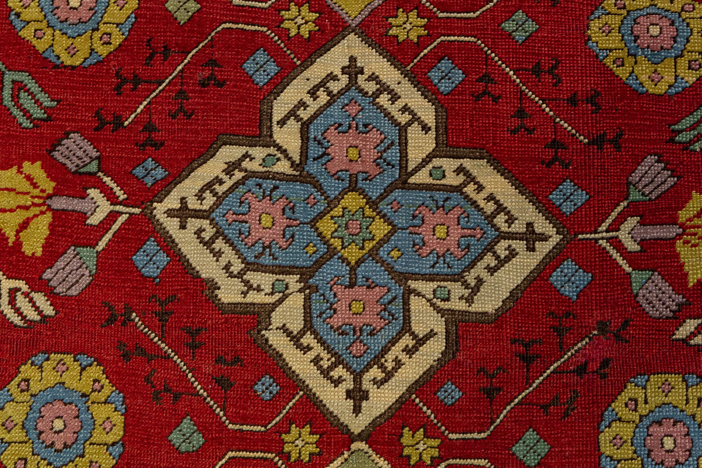 Se trata de una antigua alfombra Tuduk tejida en Rumanía durante el segundo cuarto del siglo XX, entre 1920 y 1950, y mide 200 x 118 cm. Esta pieza tiene un diseño de alfombra de oración con tres medallones centrales sobre fondo rojo, y el mihrab