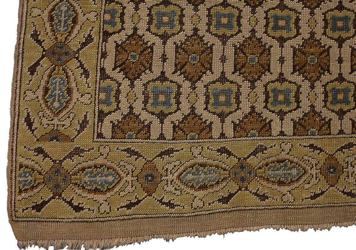 Questo straordinario tappeto Tuduk antico, che misura 308 × 145 cm, è un esempio raro e visivamente affascinante di arte tessuta cerimoniale, intrisa di simbolismo storico e culturale. Il tappeto è definito dal suo squisito medaglione centrale: una