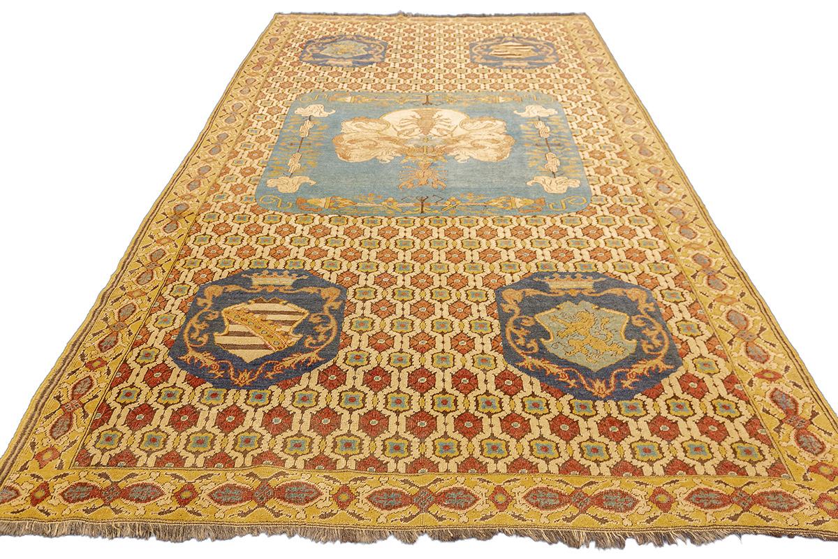 Questo tappeto Tuduk Royal, che misura 285 × 162 cm, è una magnifica rappresentazione del simbolismo regale intessuto nell'arte tessile. Proveniente dalla tradizione della tessitura Tuduk - nota per i suoi intricati disegni e per il suo profondo
