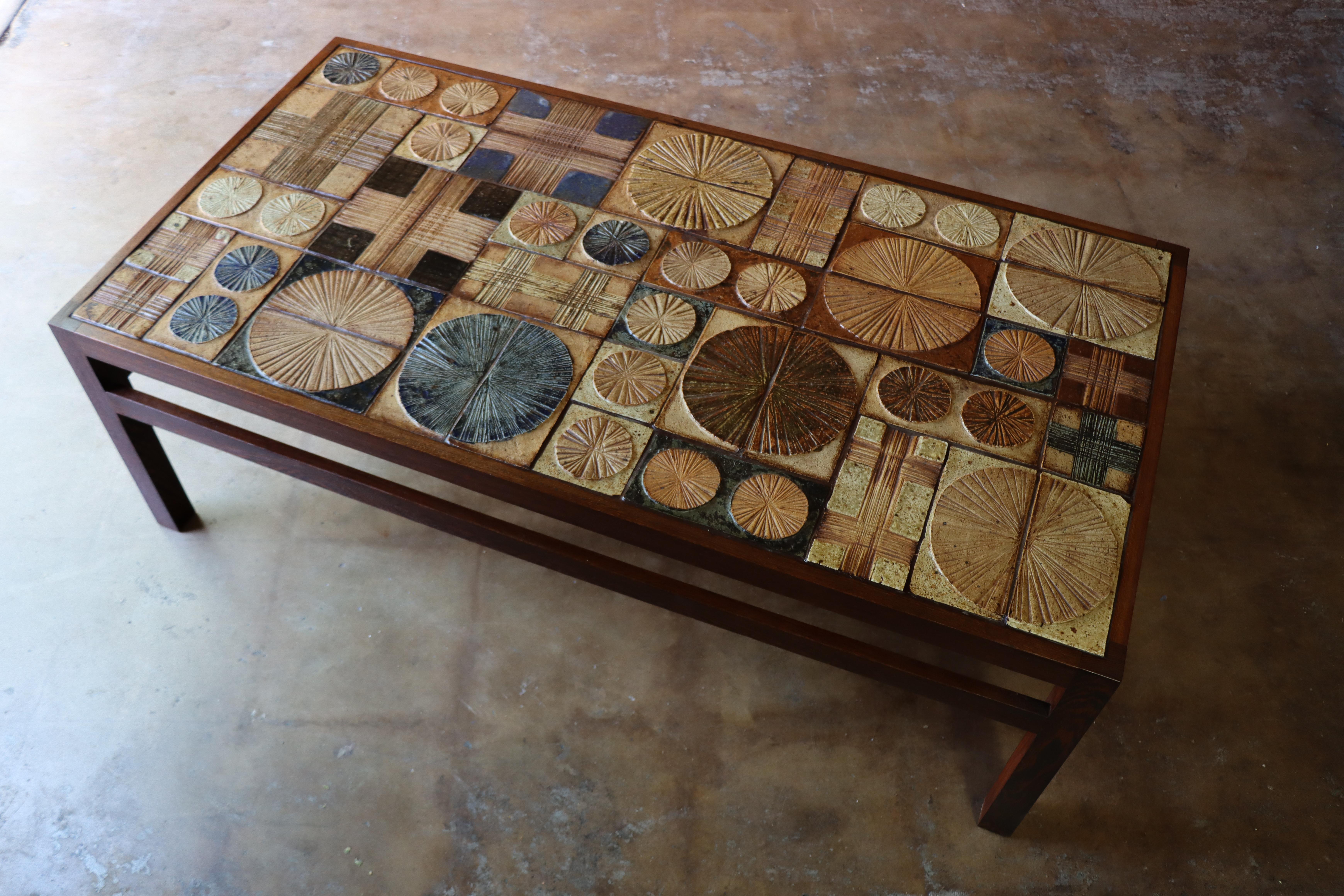  Jolie et peu commune table basse exécutée avec des carreaux de céramique en grès et un cadre en wegne. Fabriqué dans les années 1960, conçu par l'artiste Tue Poulsen et le designer Erik Wortz pour Willy Beck au Danemark. Cette magnifique table