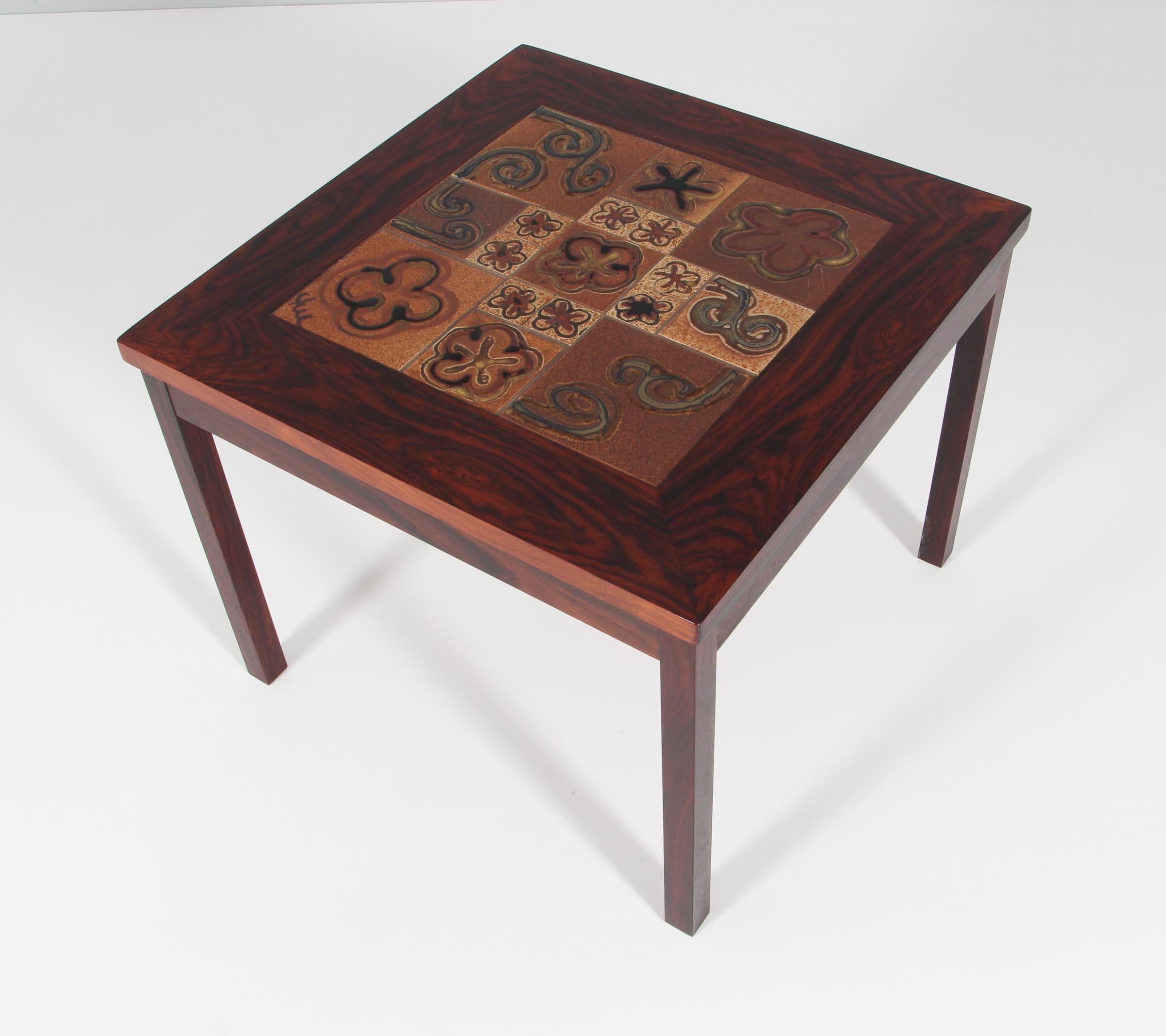 Table basse Tue Poulsen avec des carreaux de céramique réalisés par Tue Poulsen. Cadre en bois de rose.