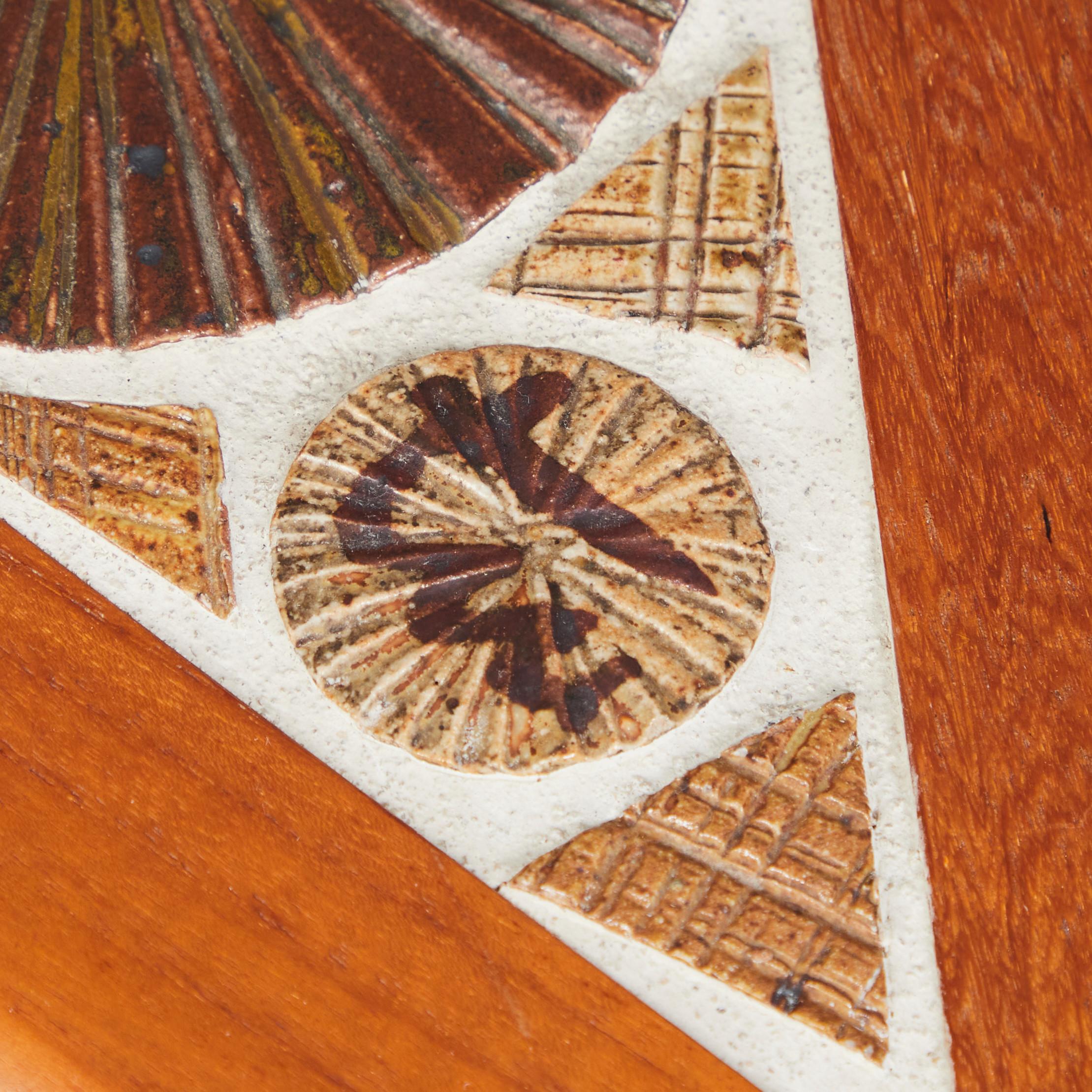 Table basse Tue Poulsen  forme triangulaire  Haslev Danemark 1960  Signé Bon état - En vente à Paris, FR