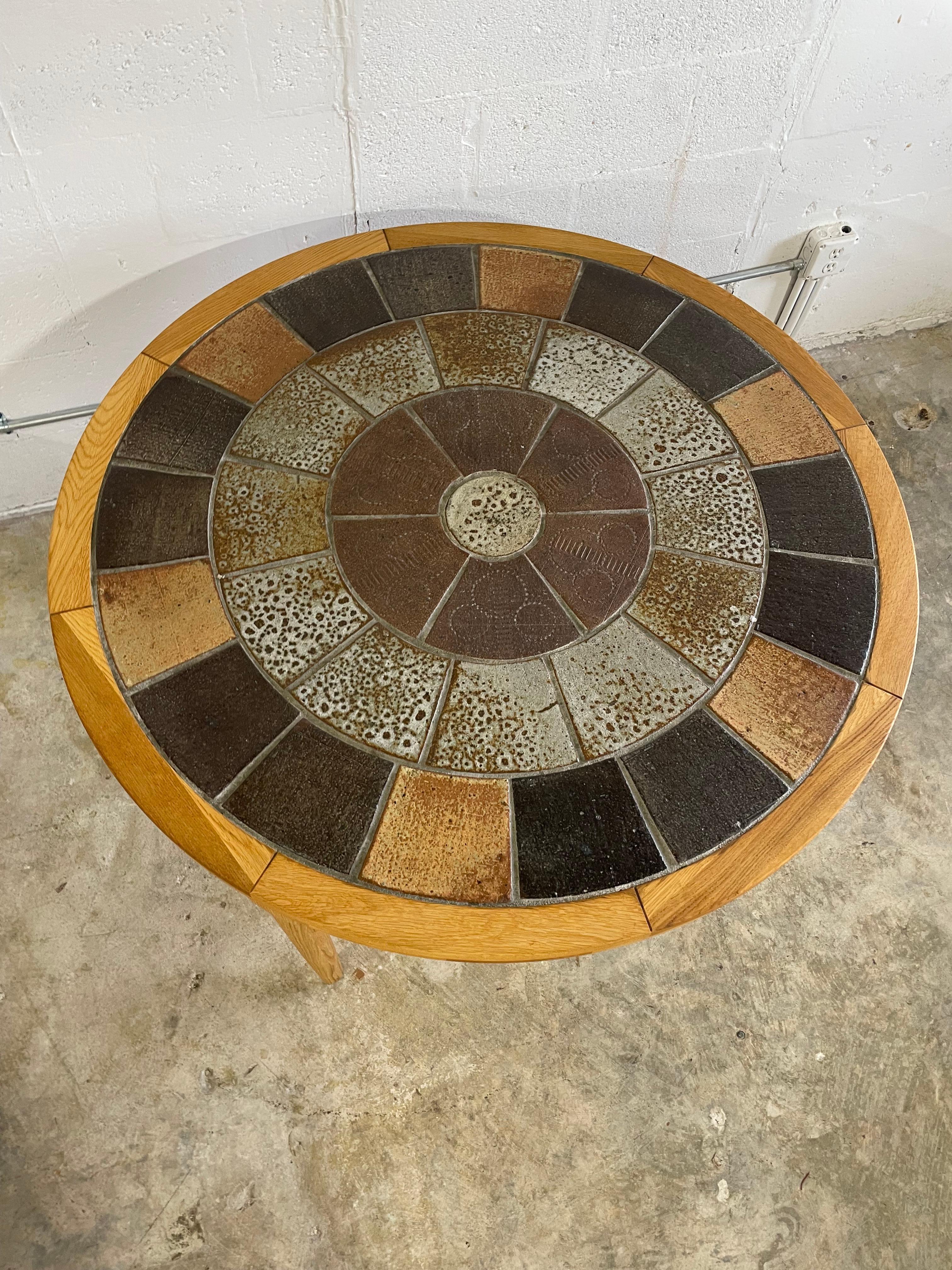 Tavolino danese moderno Tue Poulsen per Haslev Mobelsnedkeri  o Tavolo per la colazione. 1960s. Struttura in Oak e piano in ceramica. 46diam 28,5altezza.
