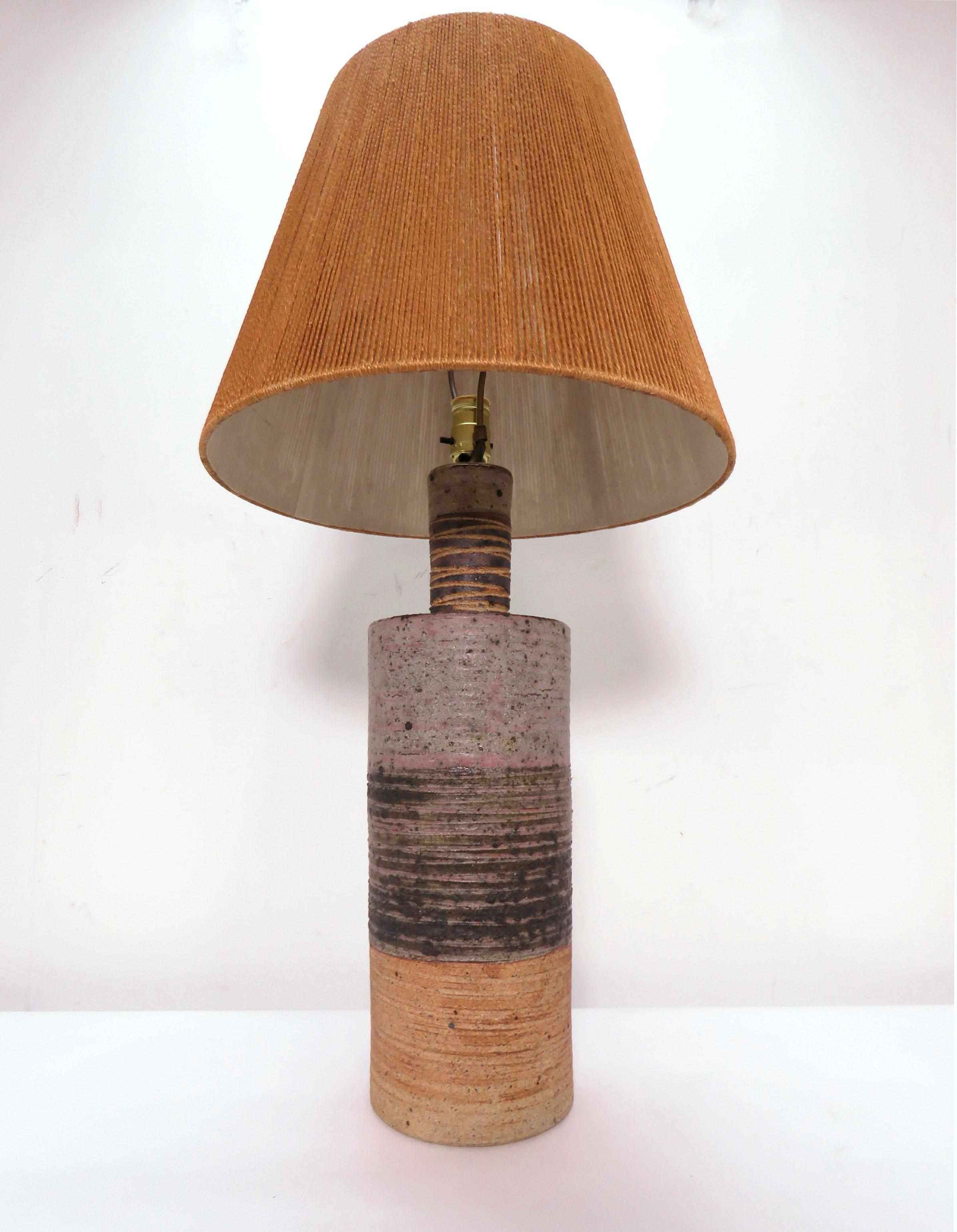 Studio pottery table lamp in glazed and incised stoneware by Tue Poulsen, Denmark, circa 1960s. 

Measures: 32