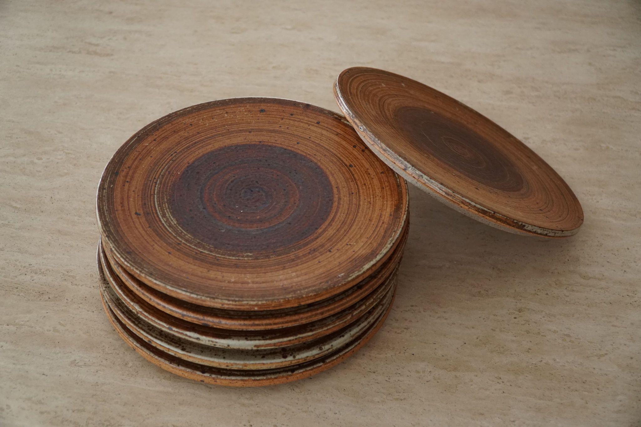 Set von 6 Keramiktellern in Erdtönen von Tue Poulsen, Dänische Moderne, 1960er Jahre (20. Jahrhundert) im Angebot