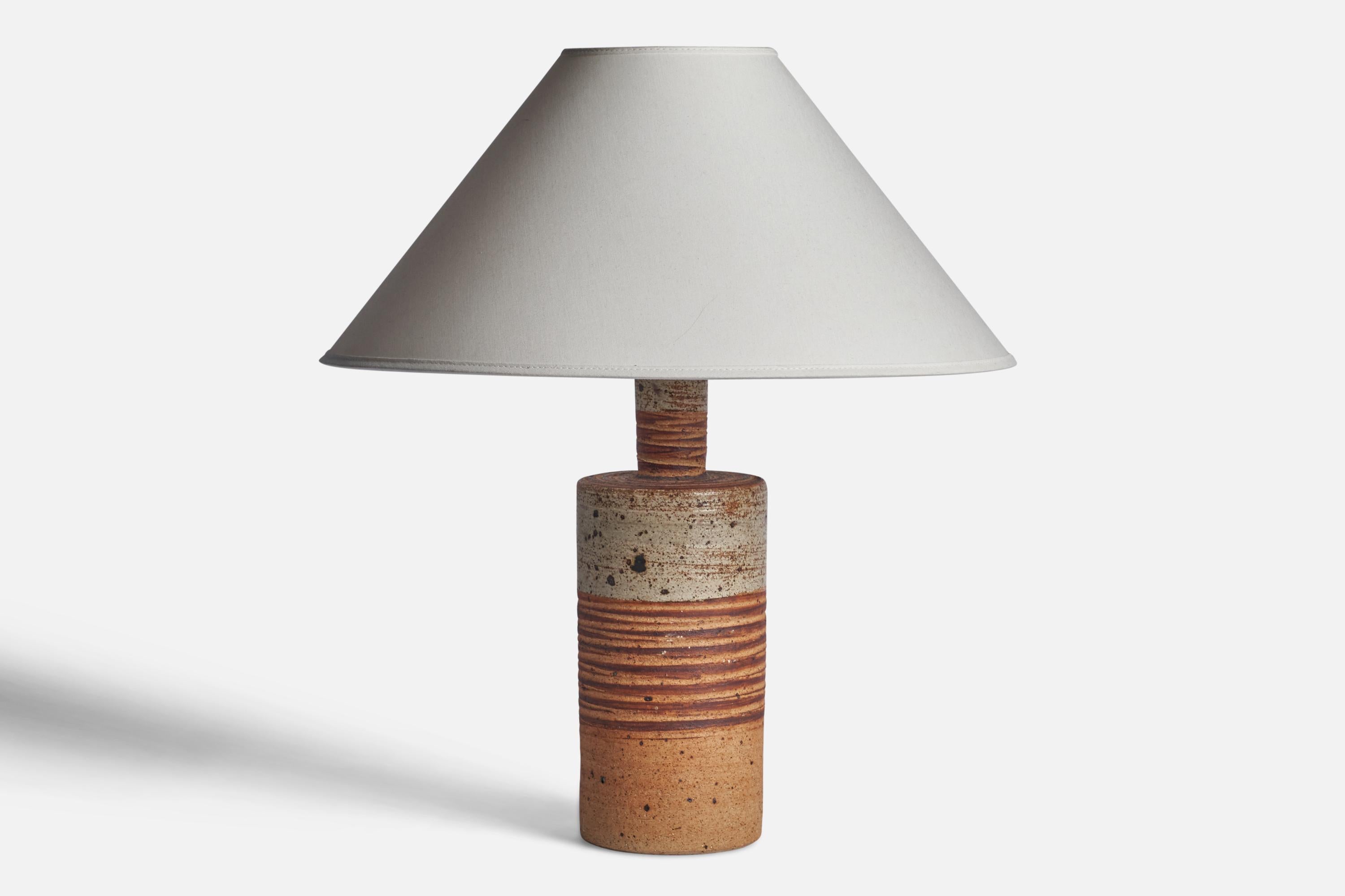 Lampe de table en grès émaillé gris et orange, conçue et produite par Tue Poulsen, Danemark, années 1960.

Dimensions de la lampe (pouces) : 13.85