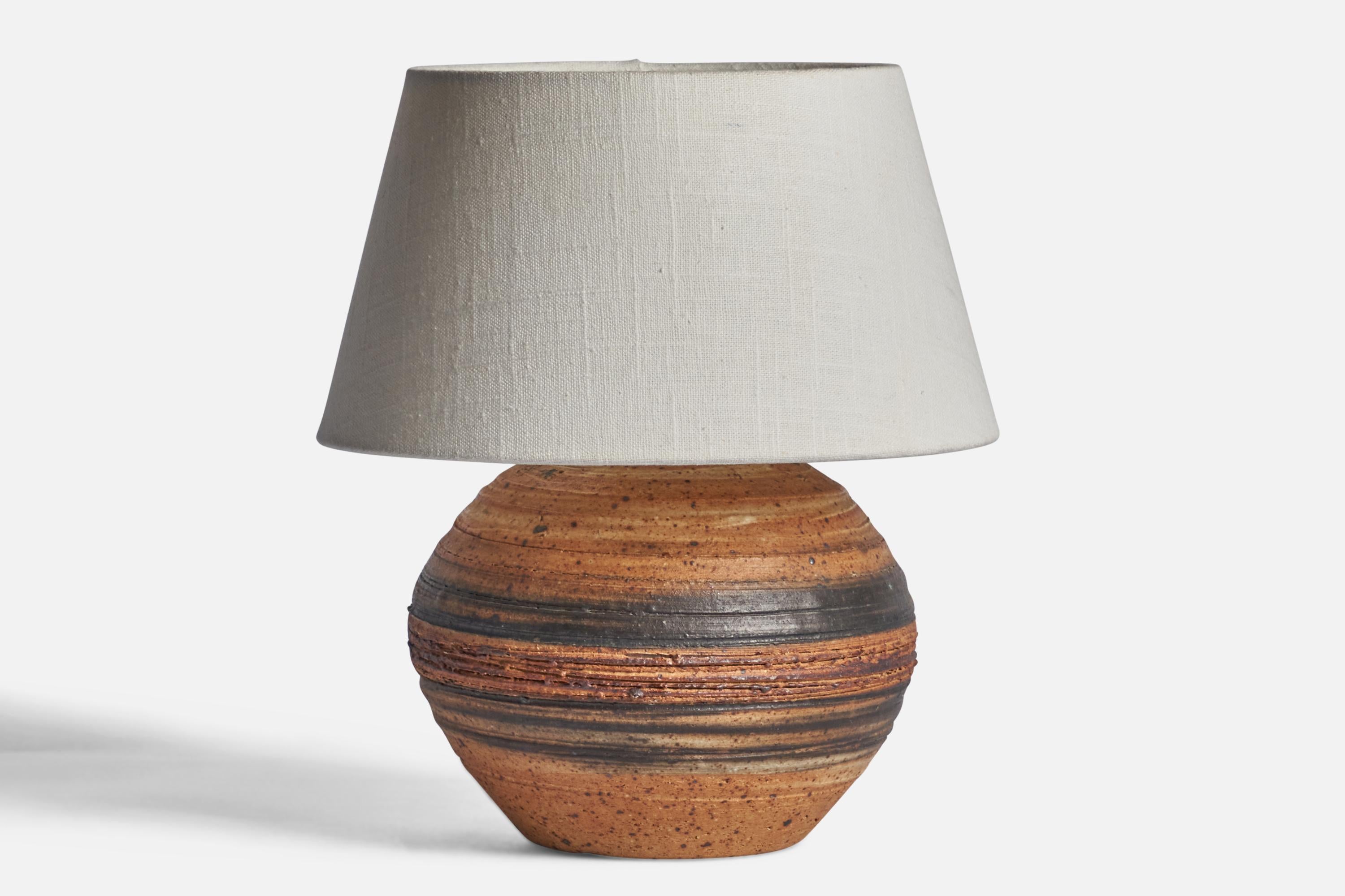 A brown and black-painted stoneware table lamp designed and produced by Tue Poulsen, Denmark, 1960s.

Dimensions of Lamp (inches): 8.5
