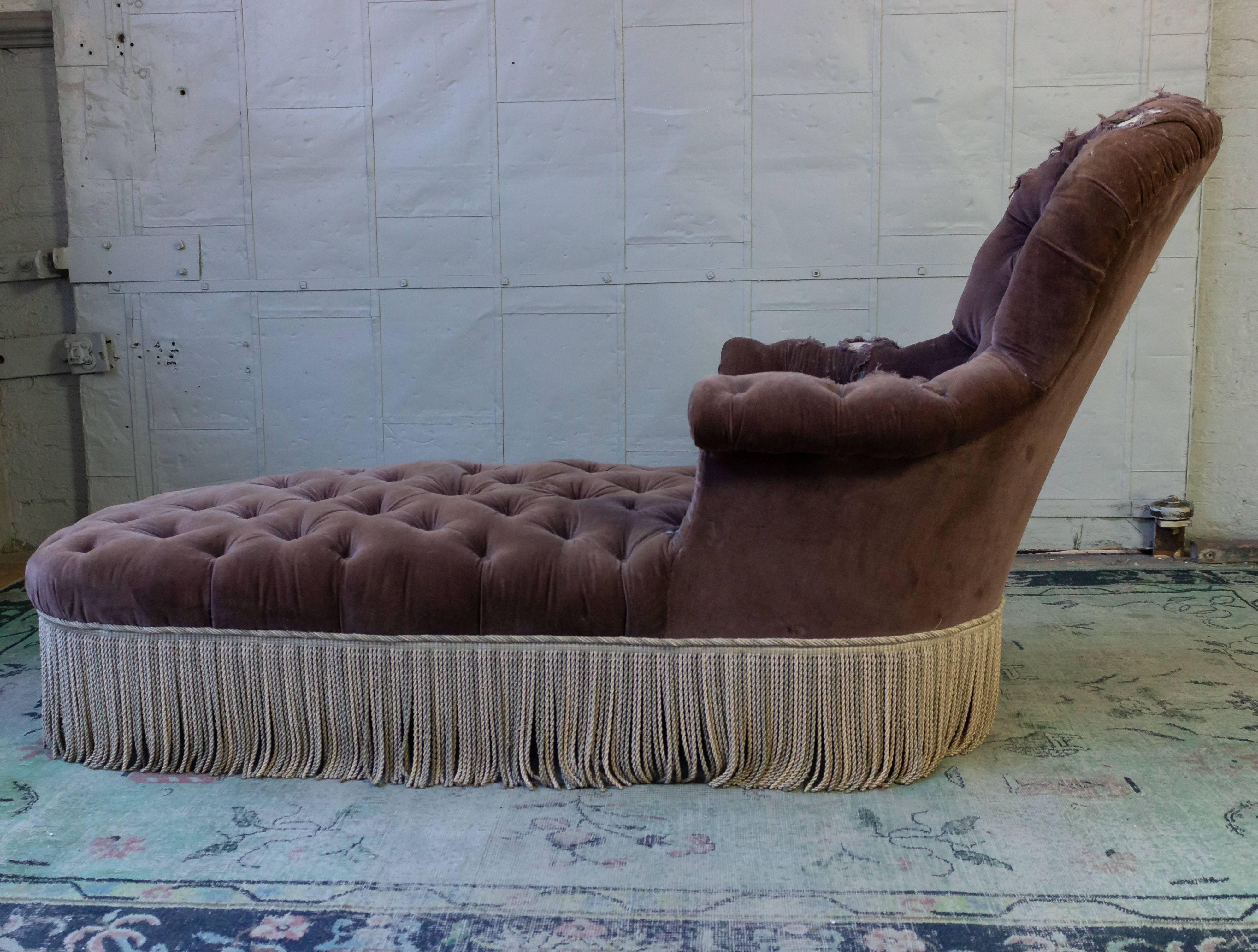 Tufted 19th Century French Chaise in Purple Velvet 3
