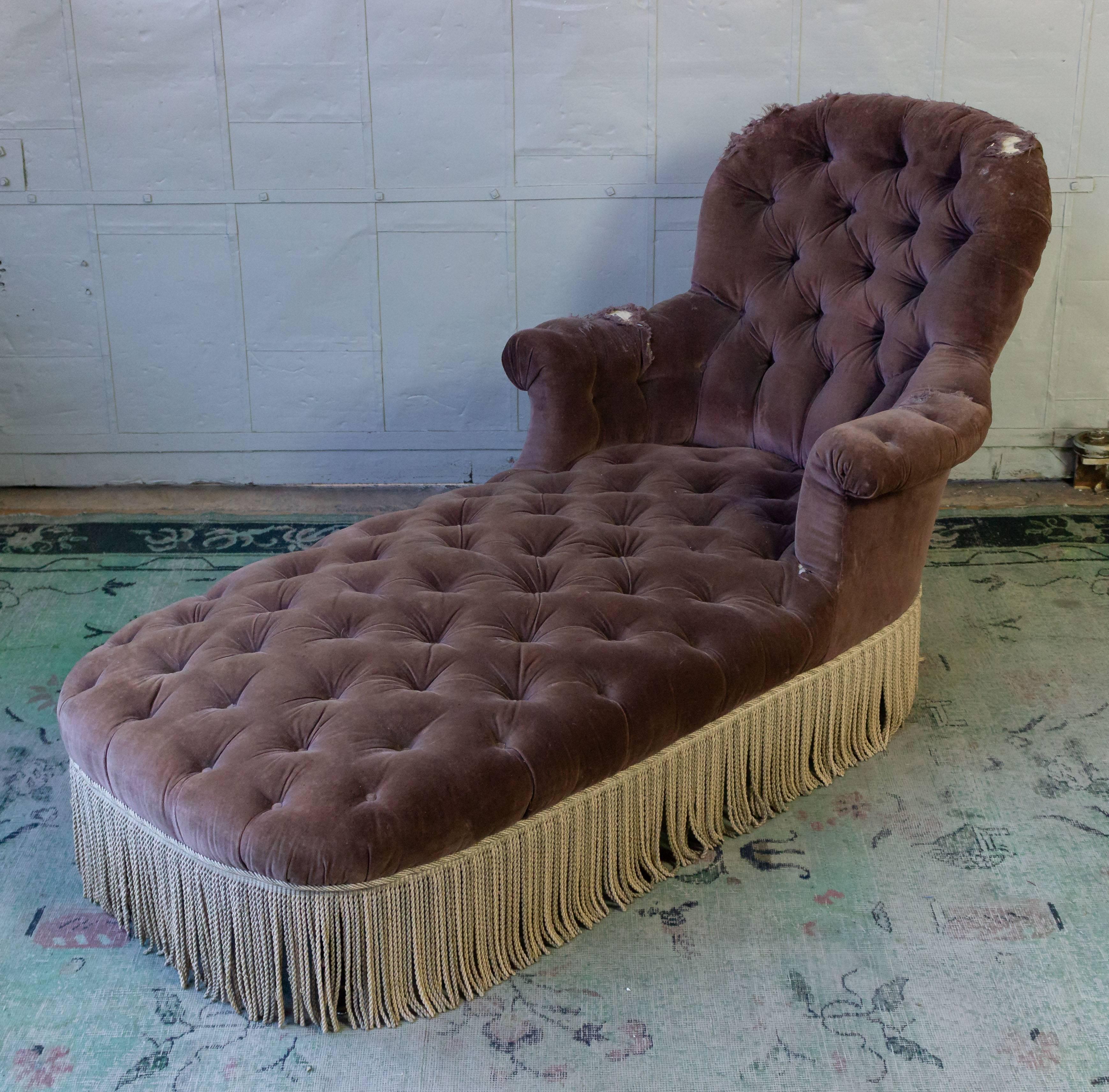Tufted 19th Century French Chaise in Purple Velvet 4