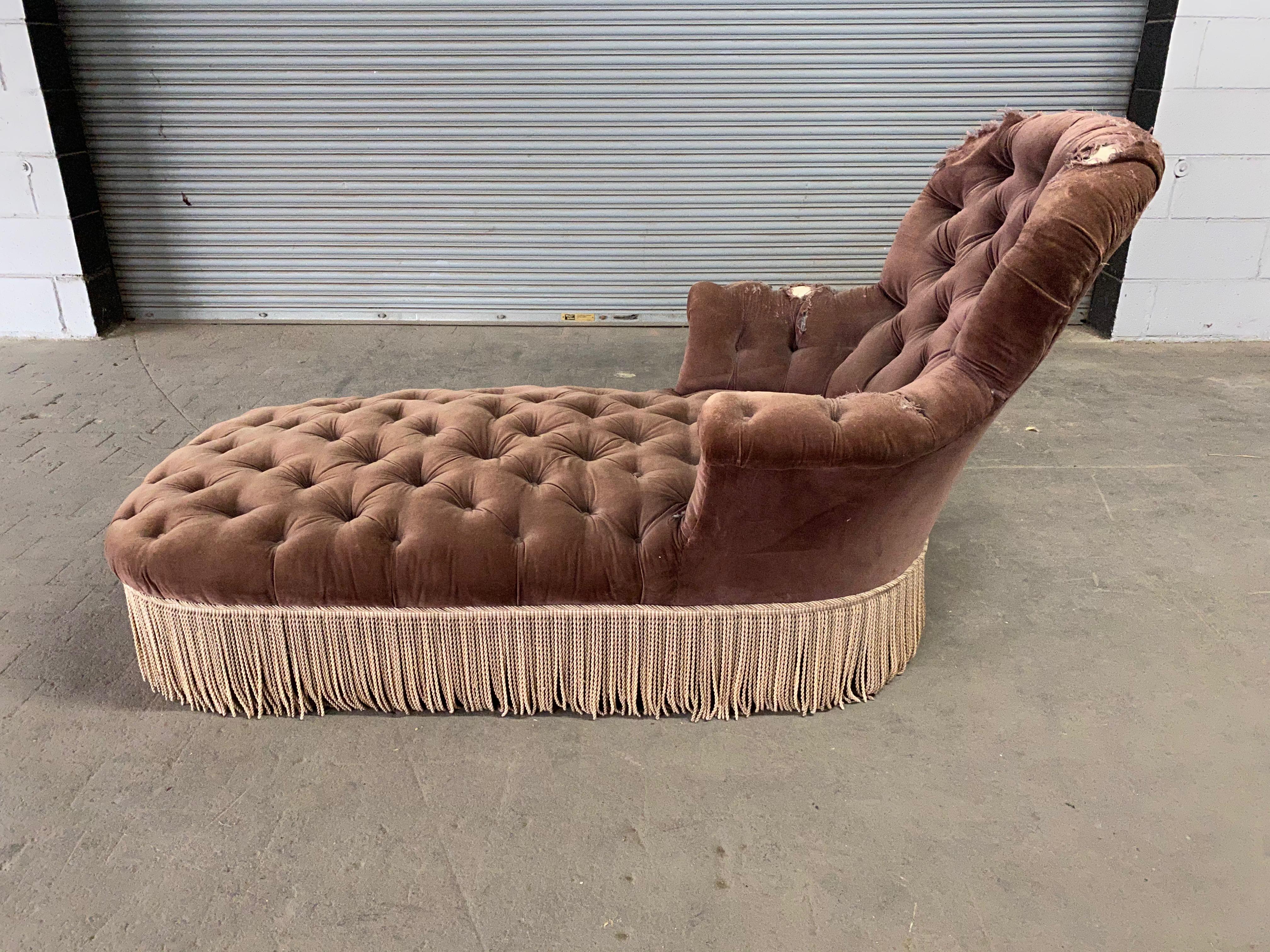 Tufted 19th Century French Chaise in Purple Velvet 5