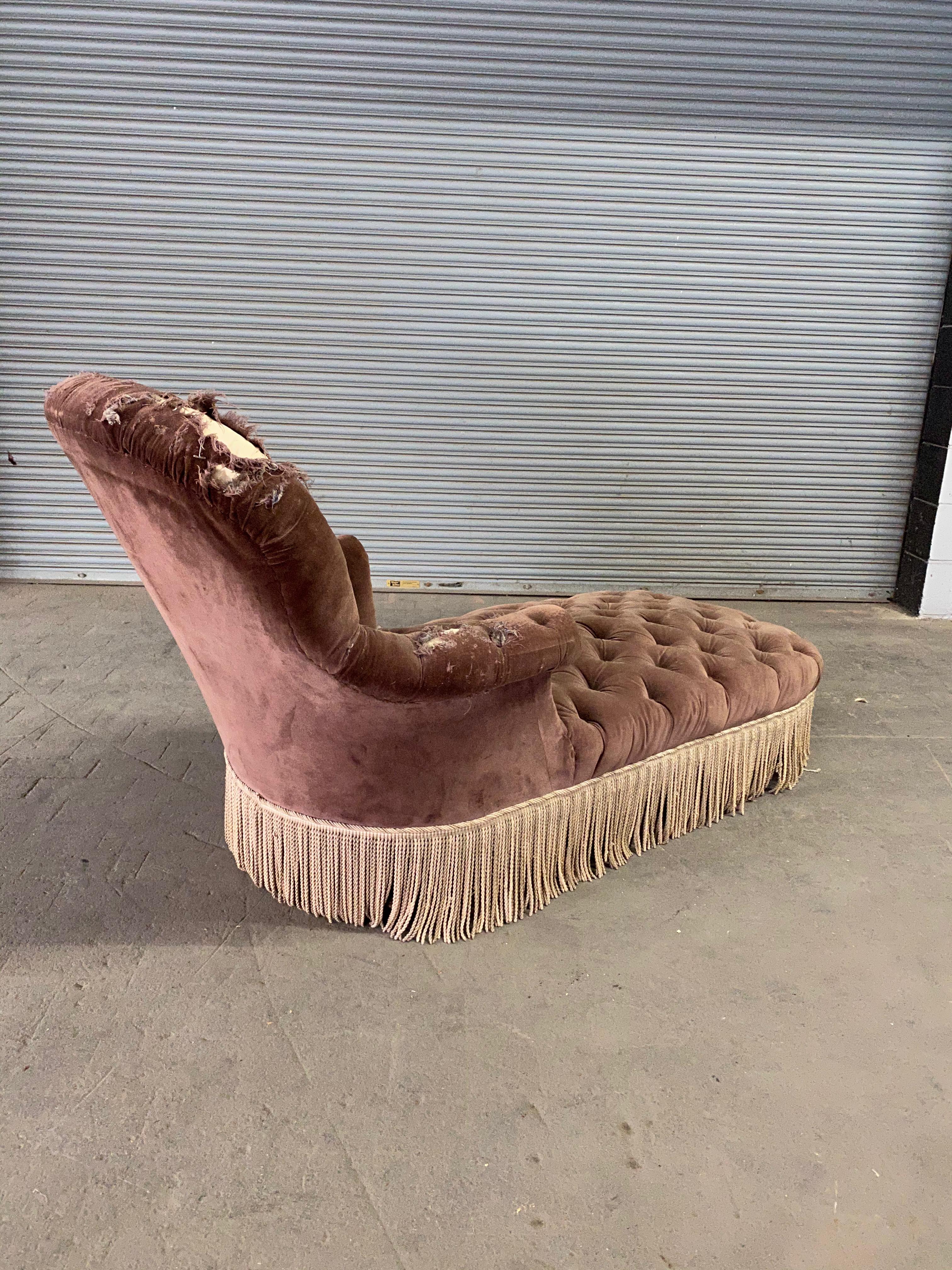 Tufted 19th Century French Chaise in Purple Velvet 10