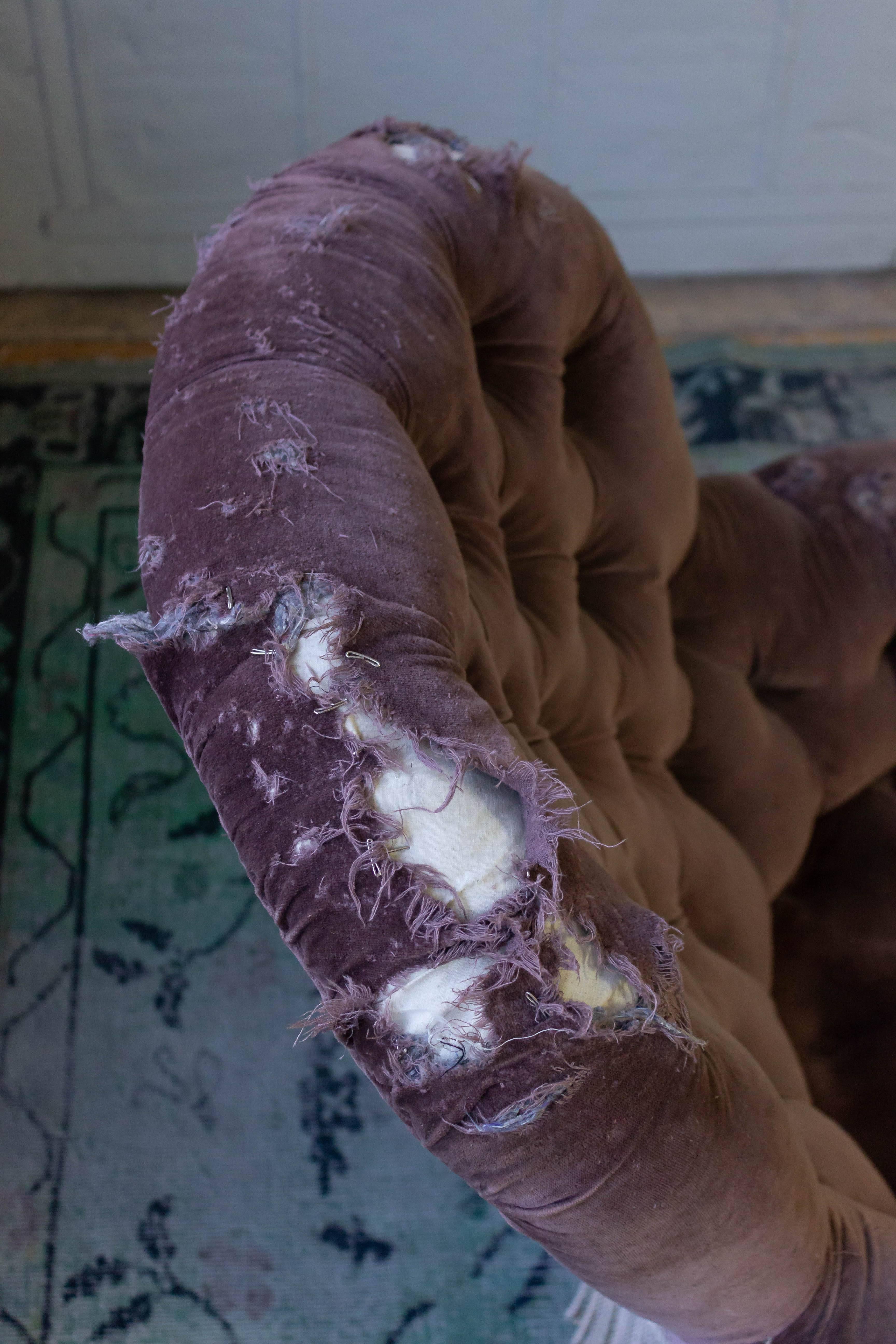 Tufted 19th Century French Chaise in Purple Velvet In Distressed Condition In Buchanan, NY