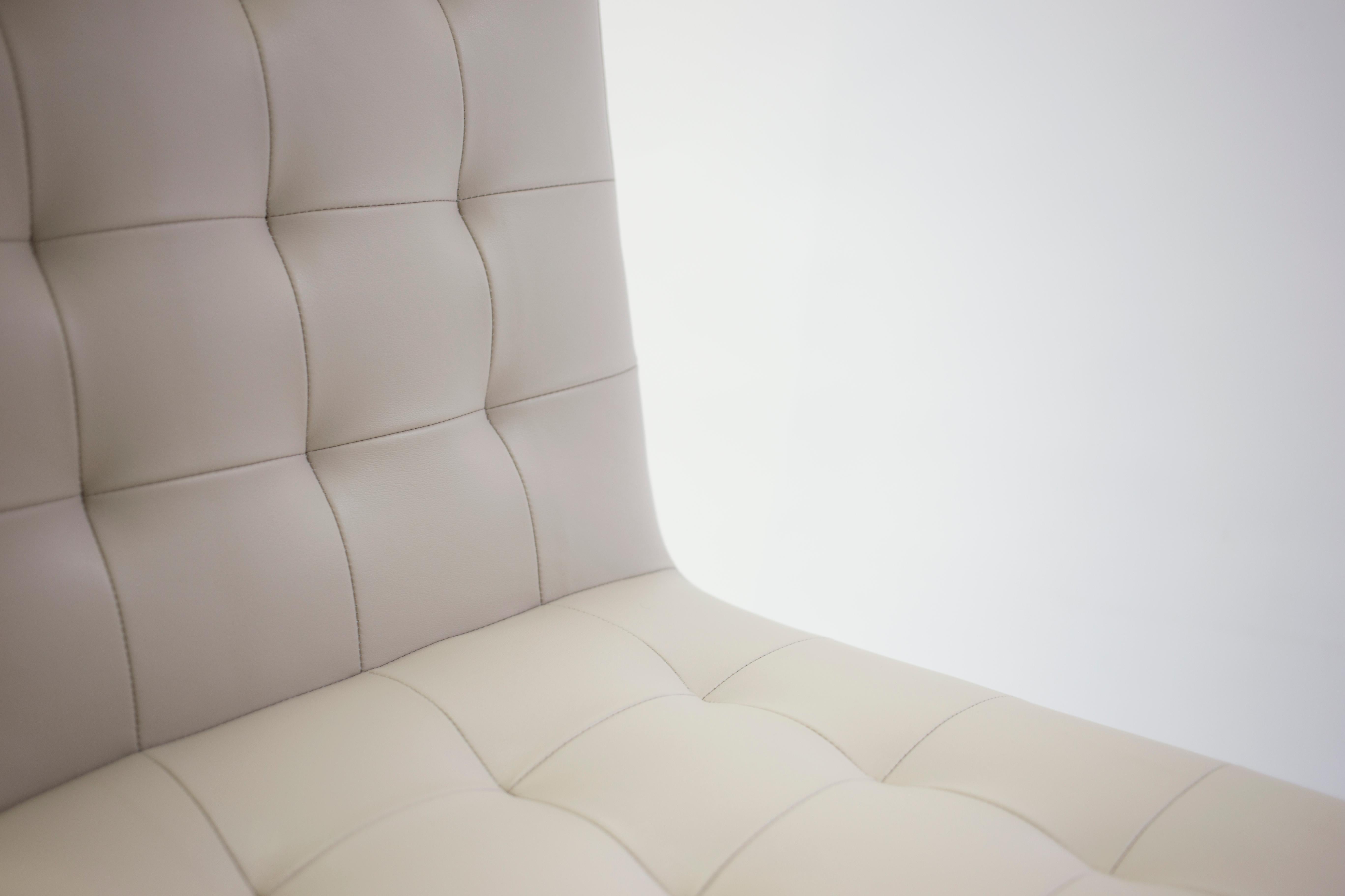 Tufted and Buttoned Side Chair Covered in Tan Leather with Medium Oak Wood Legs  (21. Jahrhundert und zeitgenössisch)