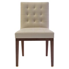 Sedia laterale imbottita e abbottonata in pelle Tan con gambe in legno di quercia medio