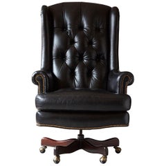 Fauteuil de direction pivotant et inclinable en cuir noir tufté par Hancock & Moore