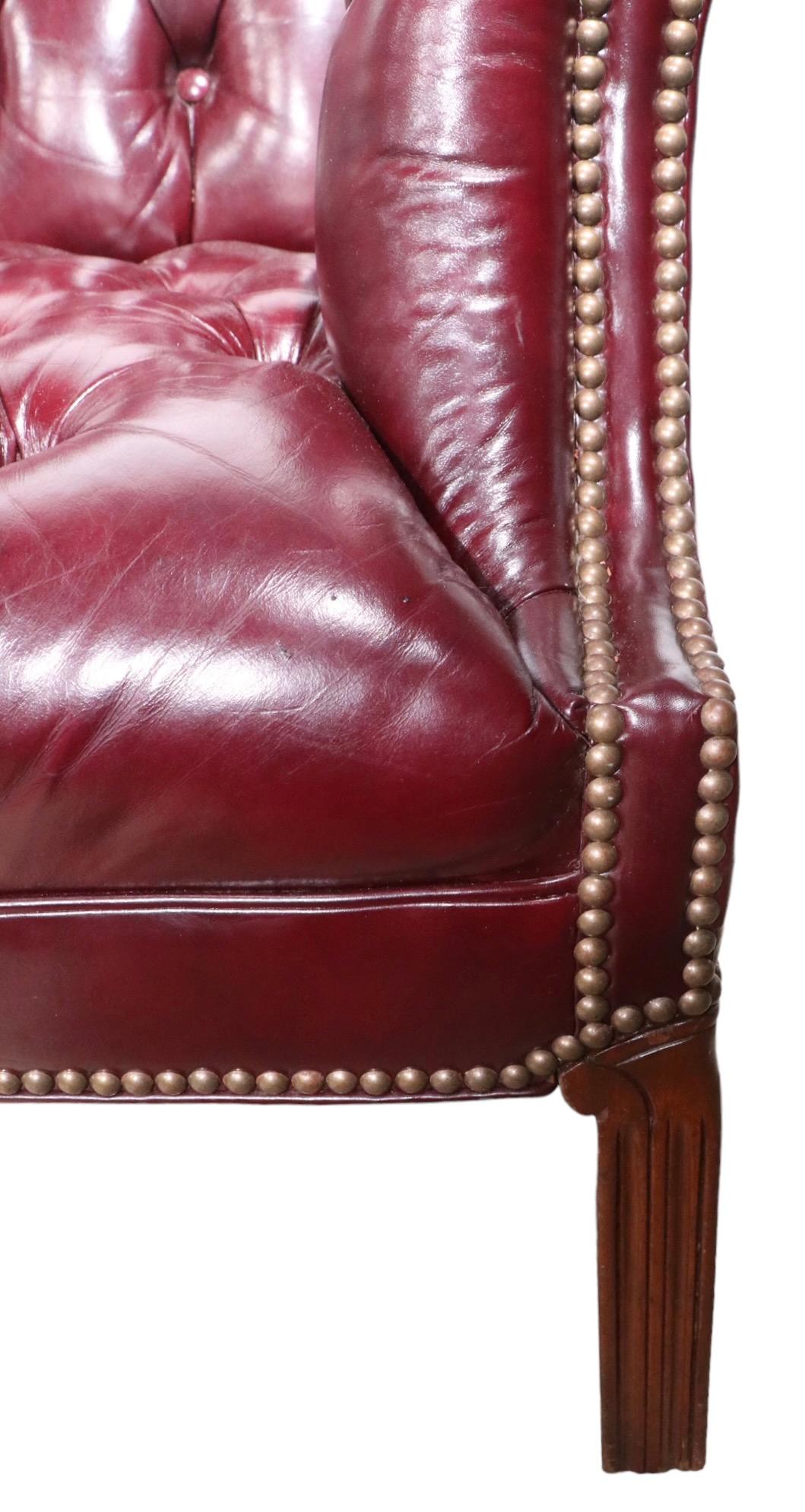  Getuftetes Burgunderrot  Chesterfield-Sofa aus Leder ca. 1950/1960er Jahre im Zustand „Gut“ im Angebot in New York, NY