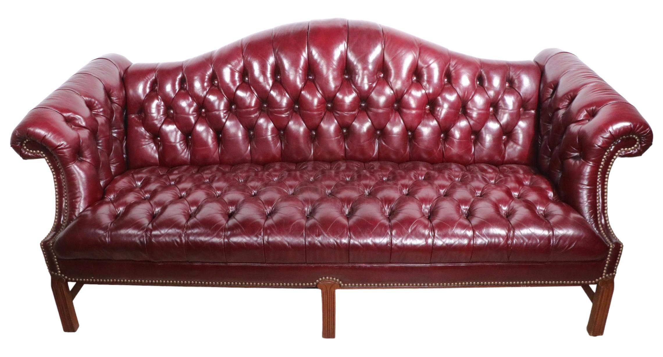  Getuftetes Burgunderrot  Chesterfield-Sofa aus Leder ca. 1950/1960er Jahre im Angebot 1
