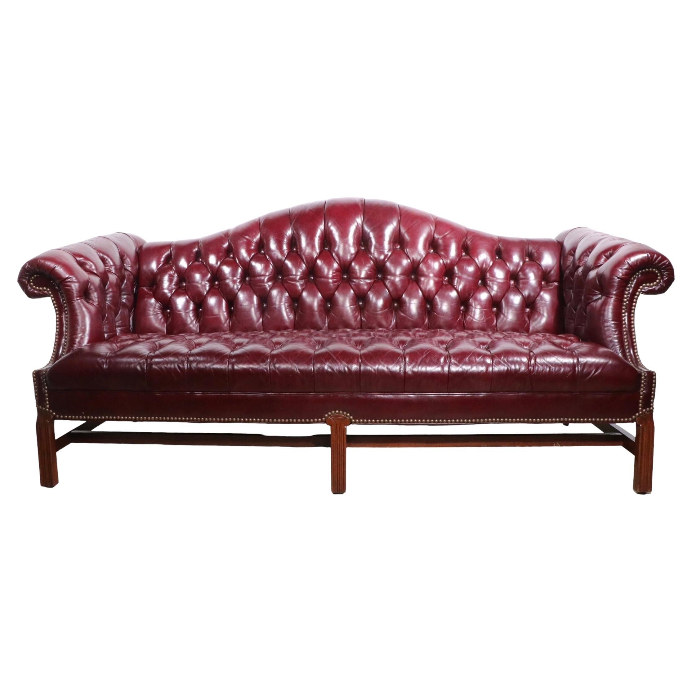  Getuftetes Burgunderrot  Chesterfield-Sofa aus Leder ca. 1950/1960er Jahre im Angebot