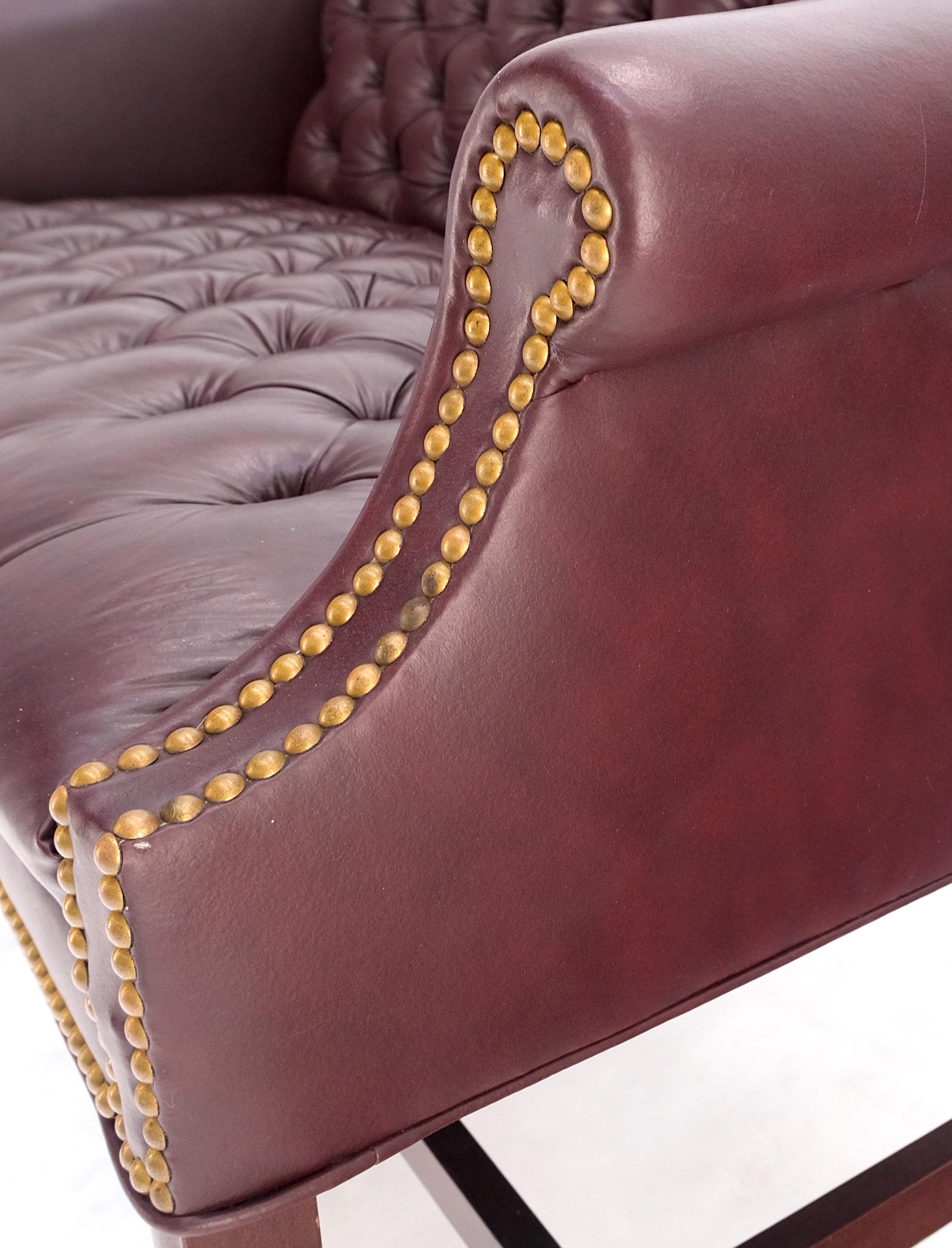 Mid-Century Modern Canapé en cuir bordeaux touffeté de style fédéral avec assise Love Seat de MINT ! en vente