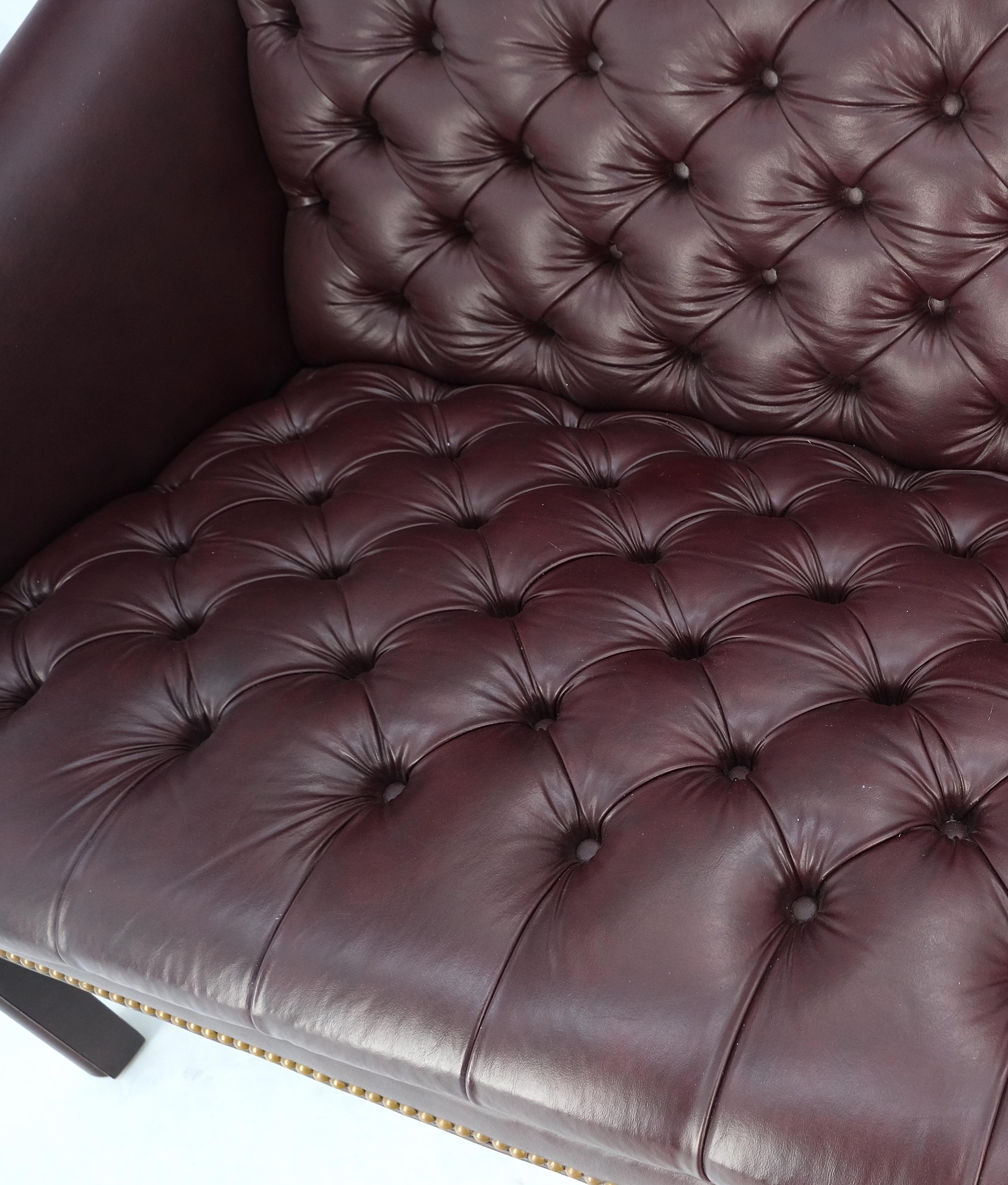 Américain Canapé en cuir bordeaux touffeté de style fédéral avec assise Love Seat de MINT ! en vente