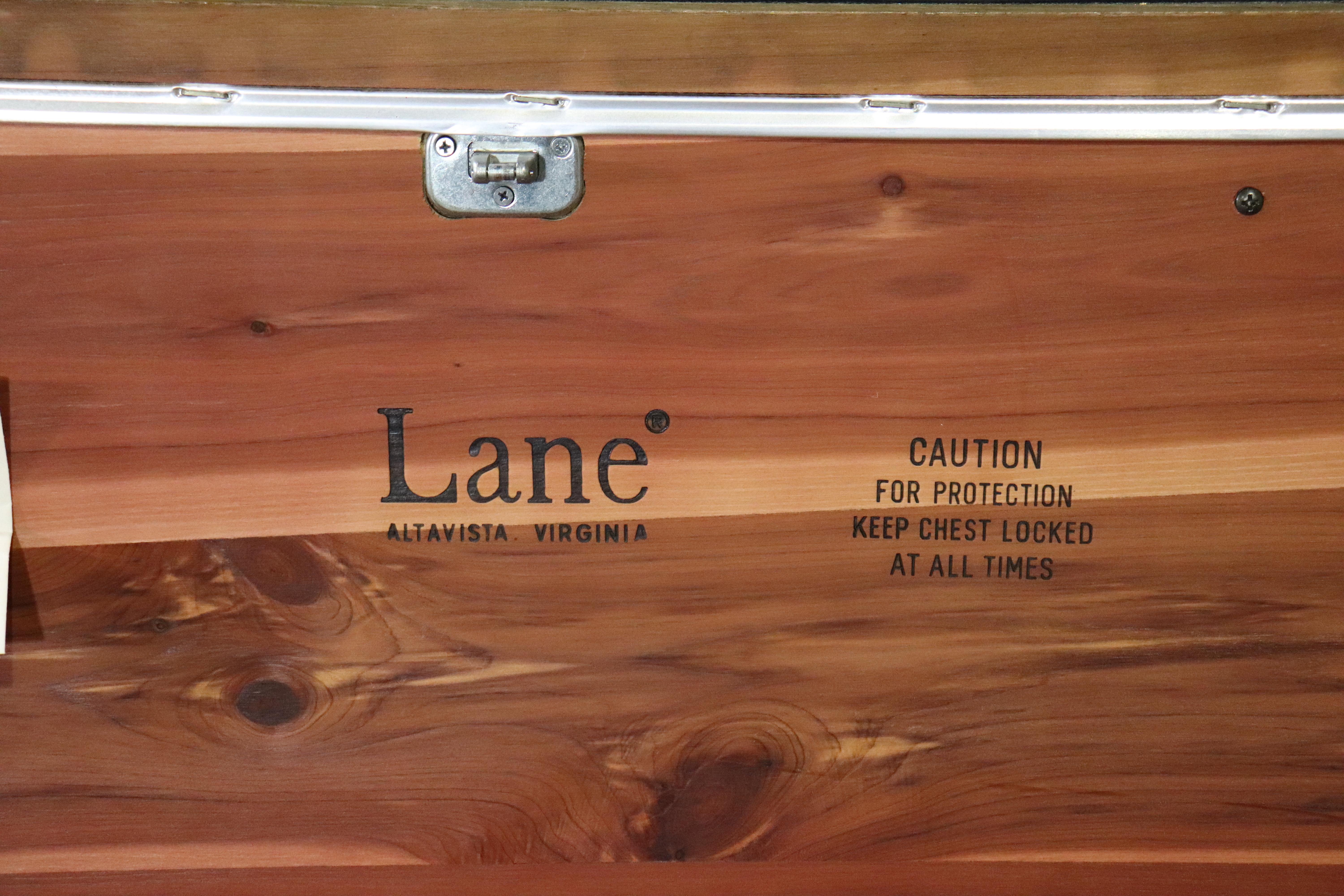 Hope Chest aus getuftetem Zedernholz von Lane Furniture (amerikanisch) im Angebot