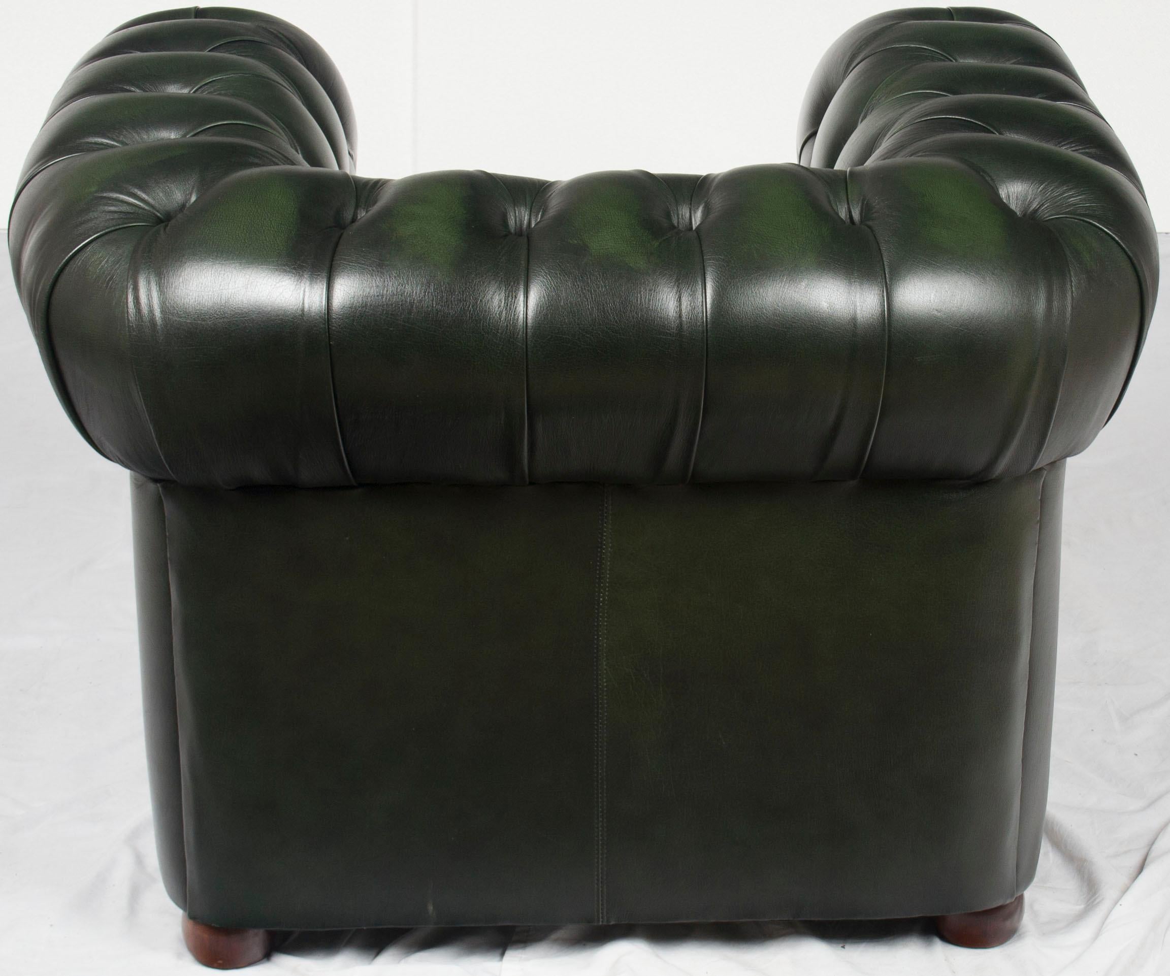 Poltrona Club Chesterfield in pelle verde trapuntata 4