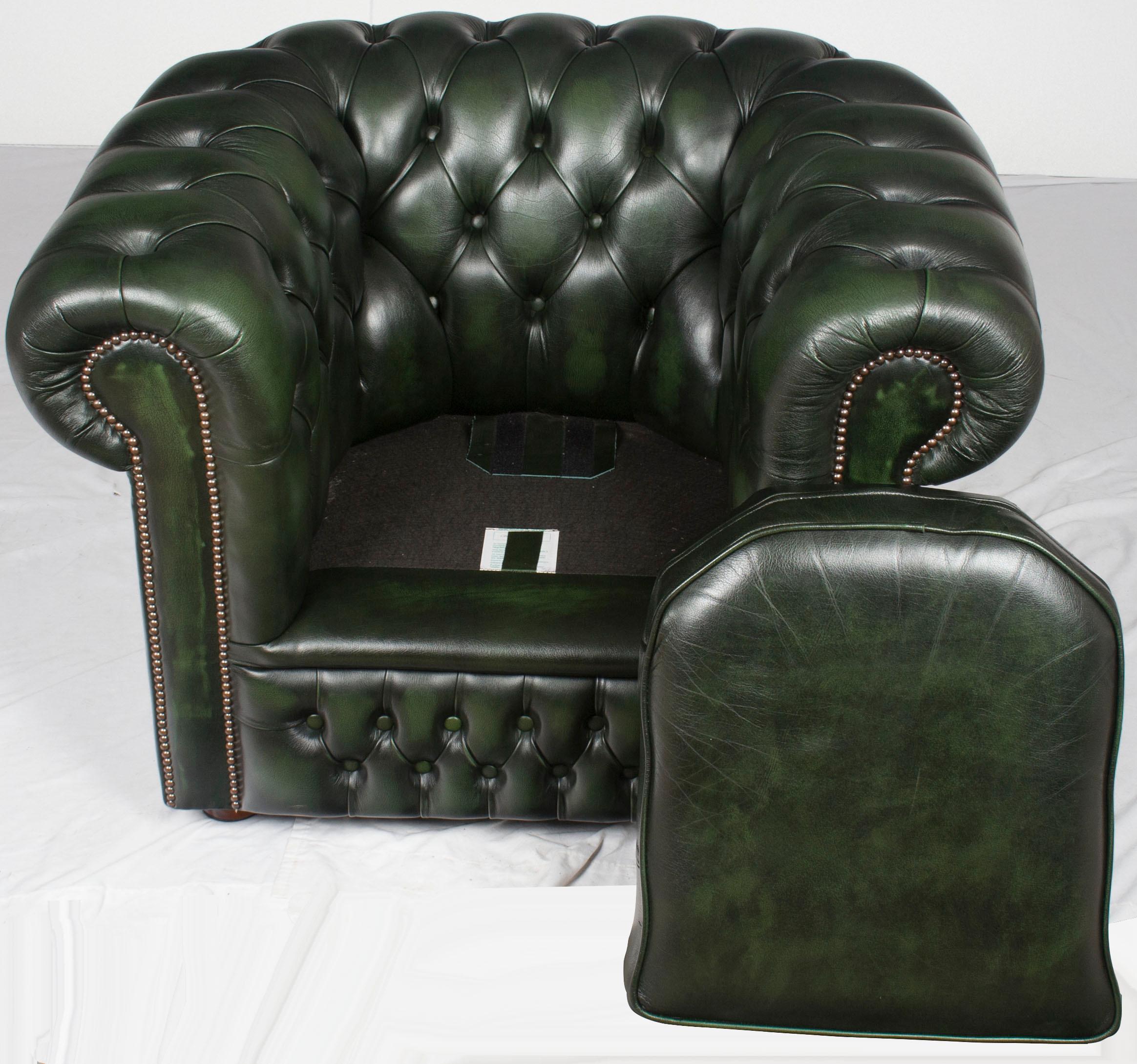 Questa sedia club in pelle antica è perfetta per un ufficio, un soggiorno o un ingresso. La pelle verde ha un aspetto vibrante ed energico che ravviva qualsiasi spazio.

Realizzata originariamente intorno al 1980 in Inghilterra, la pelle di questa