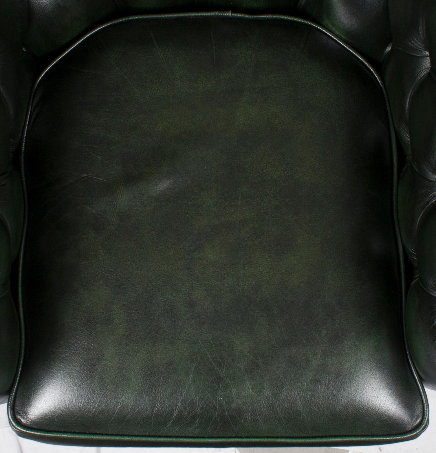 Fine XX secolo Poltrona Club Chesterfield in pelle verde trapuntata