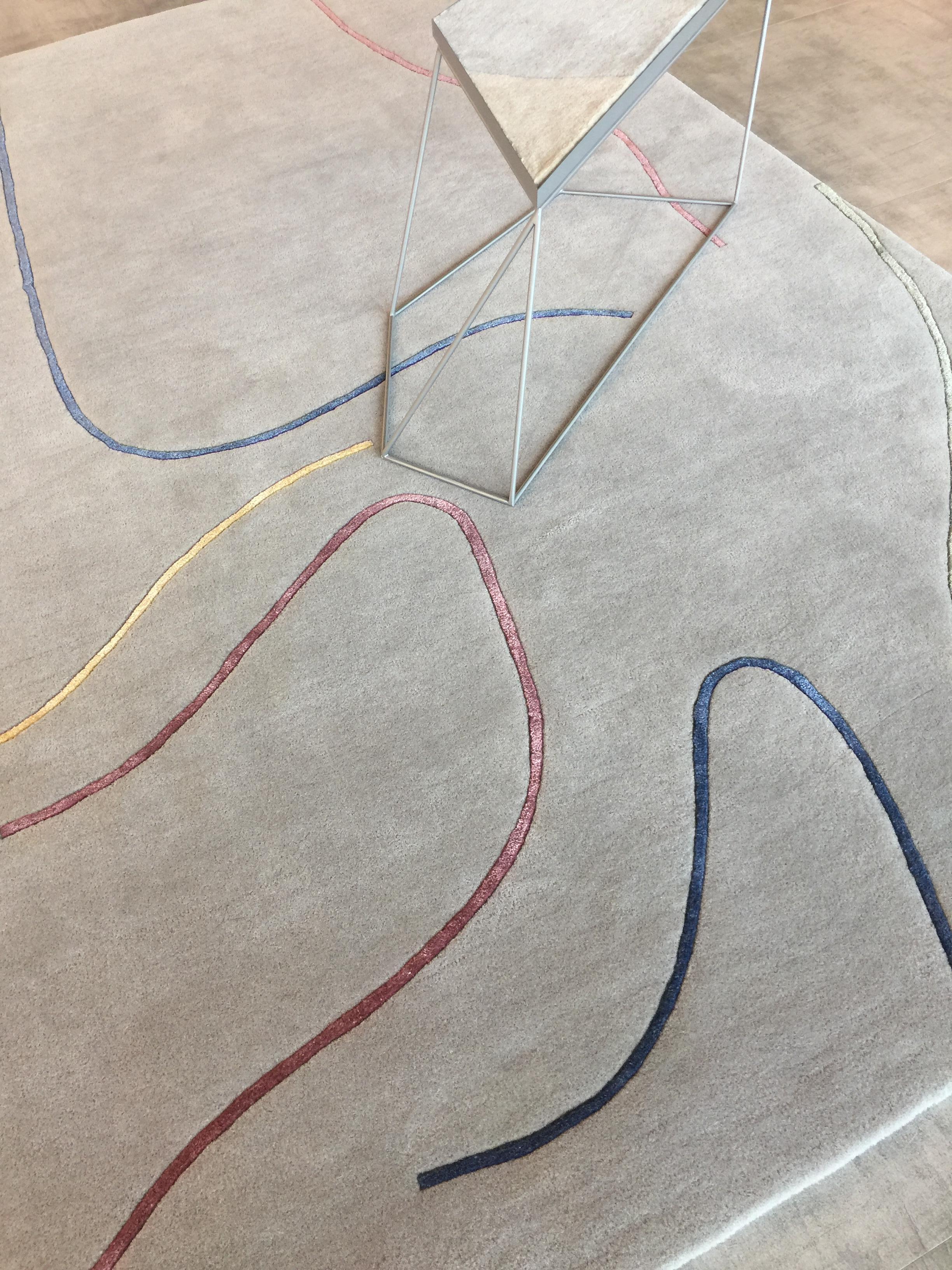Teppich-Leinen – Teppich aus getufteter grauer Wolle mit mehrfarbigen Linien in Rot, Gelb und Blau  (Indisch) im Angebot