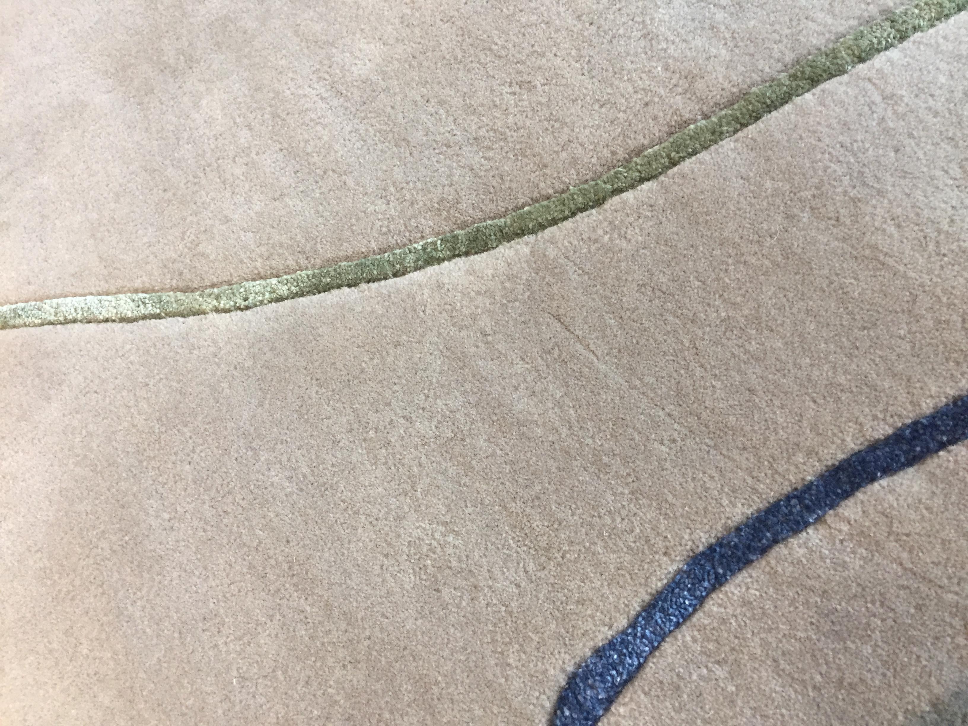 Teppich-Leinen – Teppich aus getufteter grauer Wolle mit mehrfarbigen Linien in Rot, Gelb und Blau  (Handgeknüpft) im Angebot