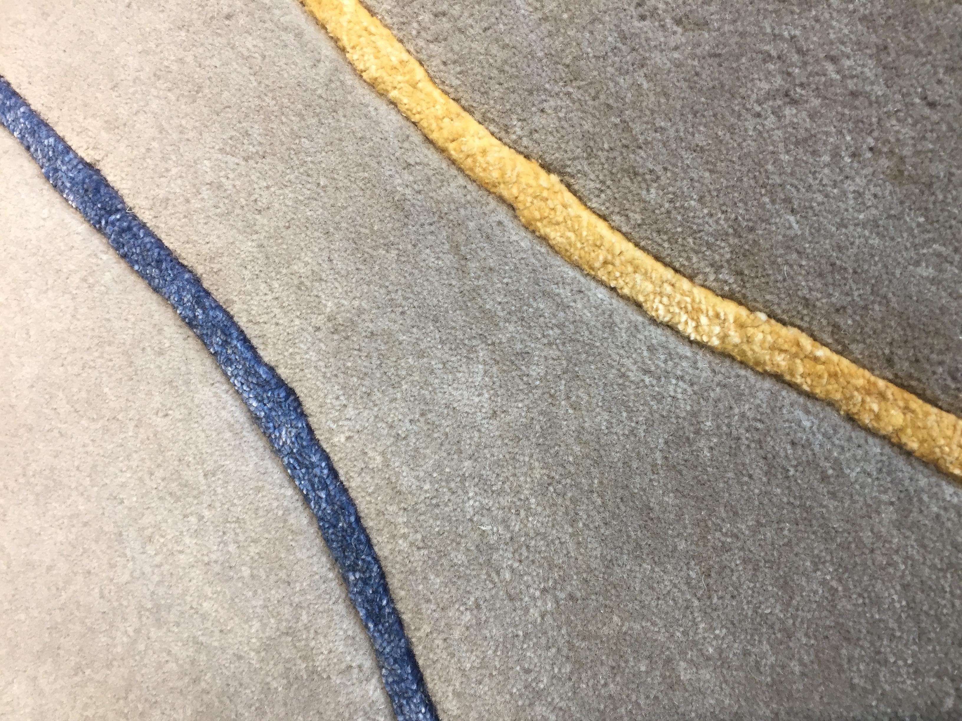 Teppich-Leinen – Teppich aus getufteter grauer Wolle mit mehrfarbigen Linien in Rot, Gelb und Blau  im Zustand „Neu“ im Angebot in Dubai, Dubai