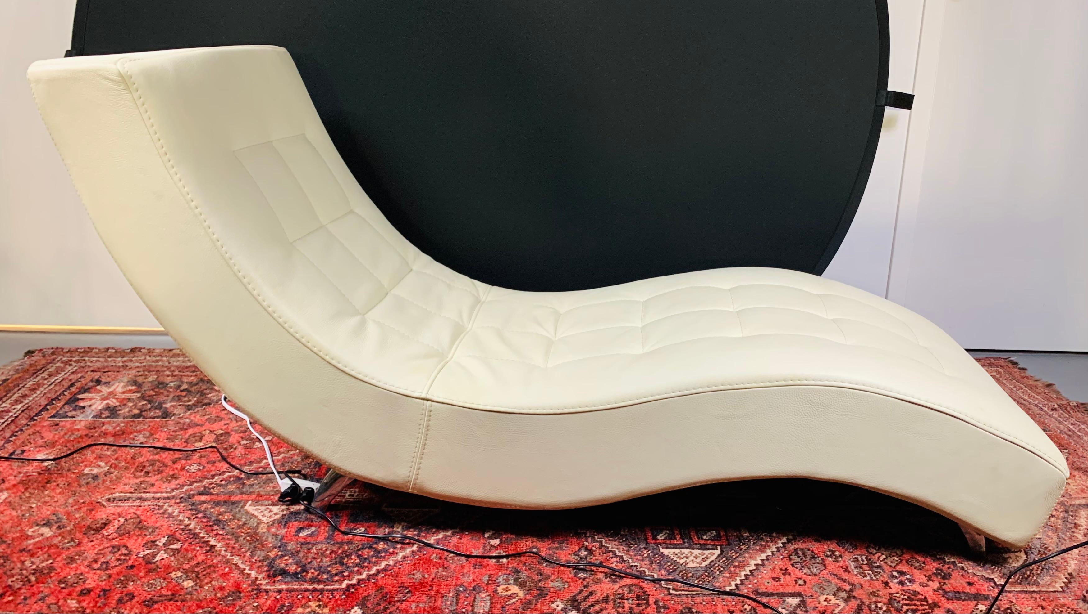 North American Tufted Ivory Leather Lounge Chair in the Manner of Roche Bobois