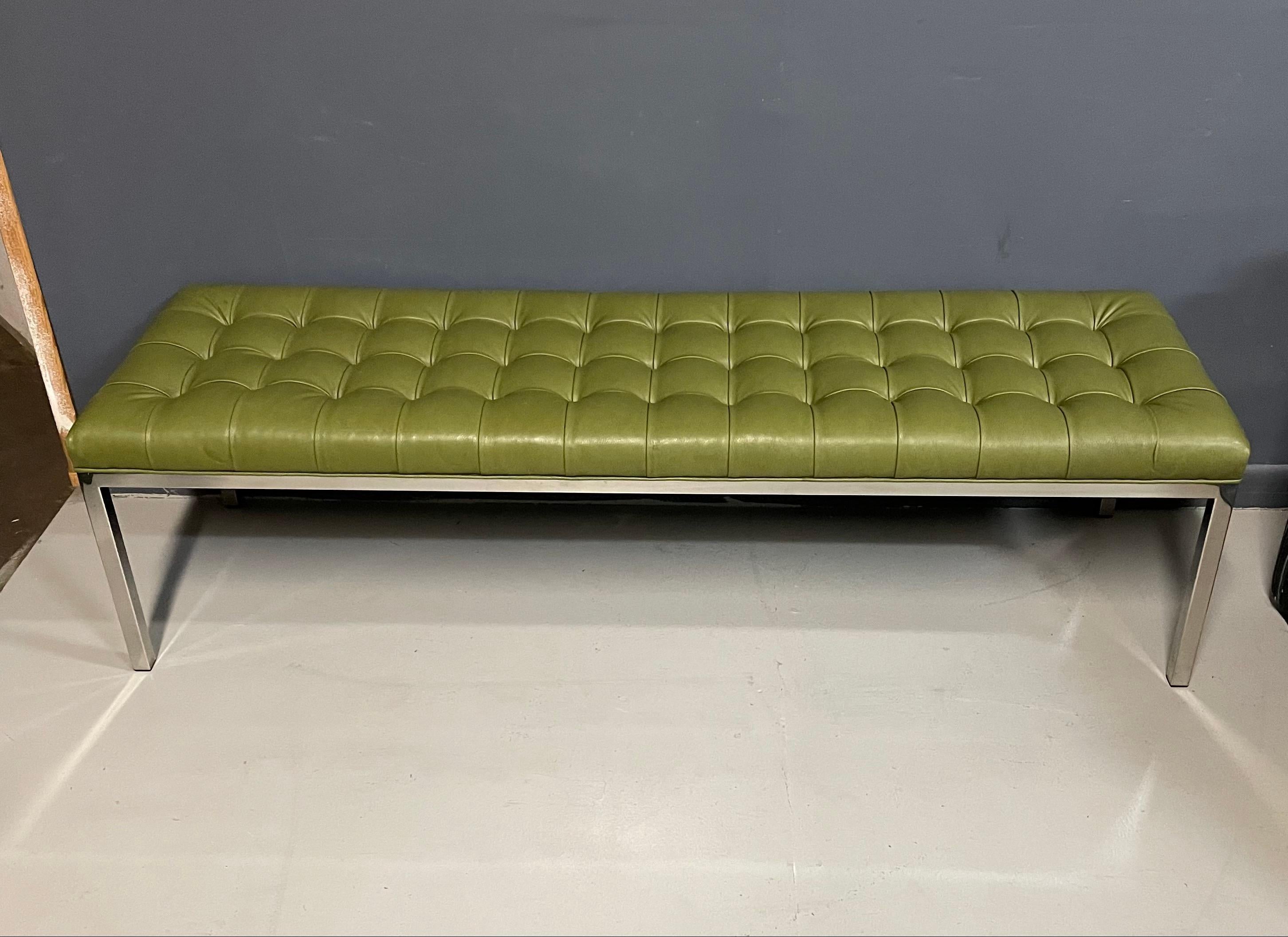 Classic 1970s avocado color leather is the show stopper of this wonderful bench. Manufactured and labeled by Lehigh-Leopold, a quality US manufacturer of the period.