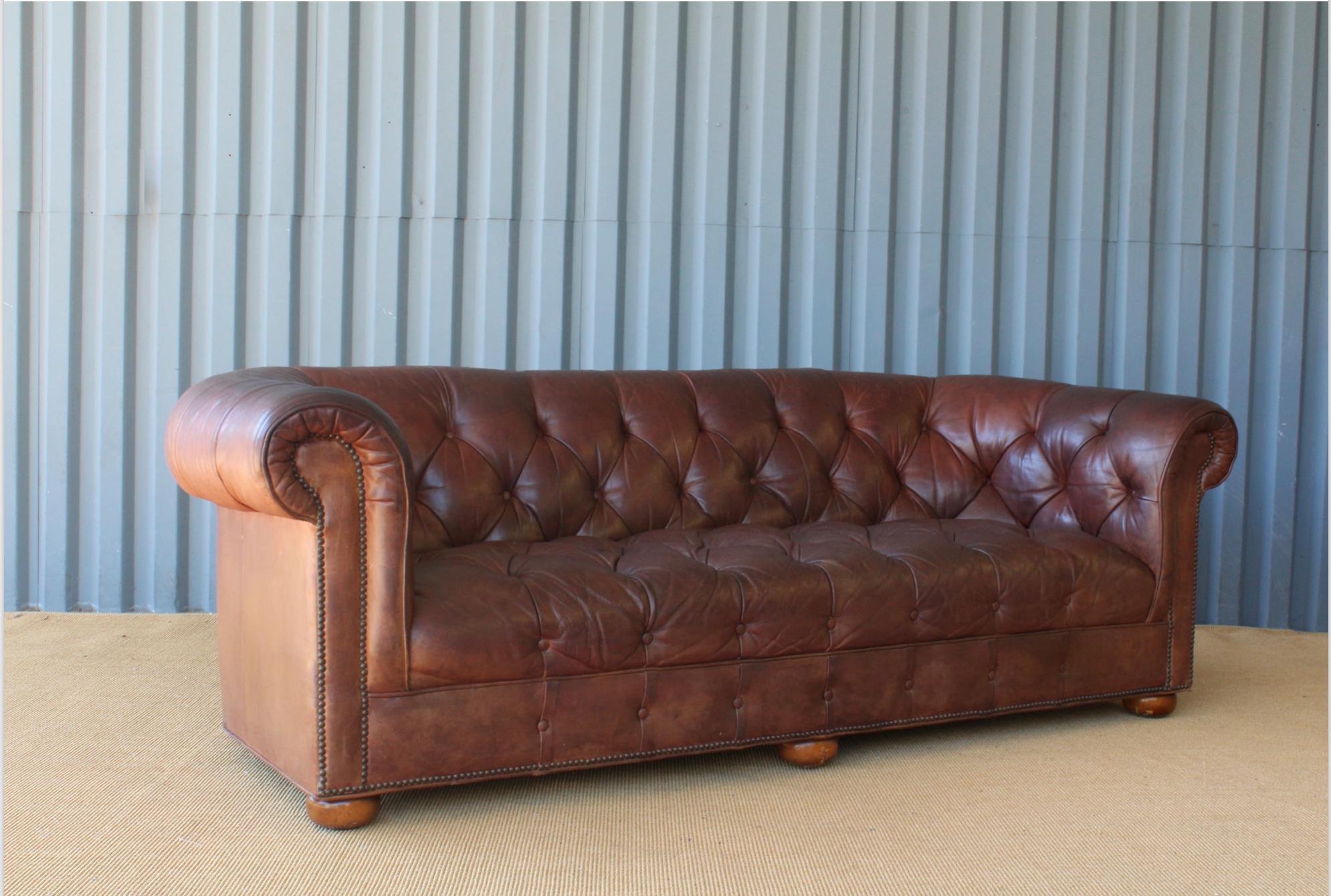 chesterfield sofa tufted