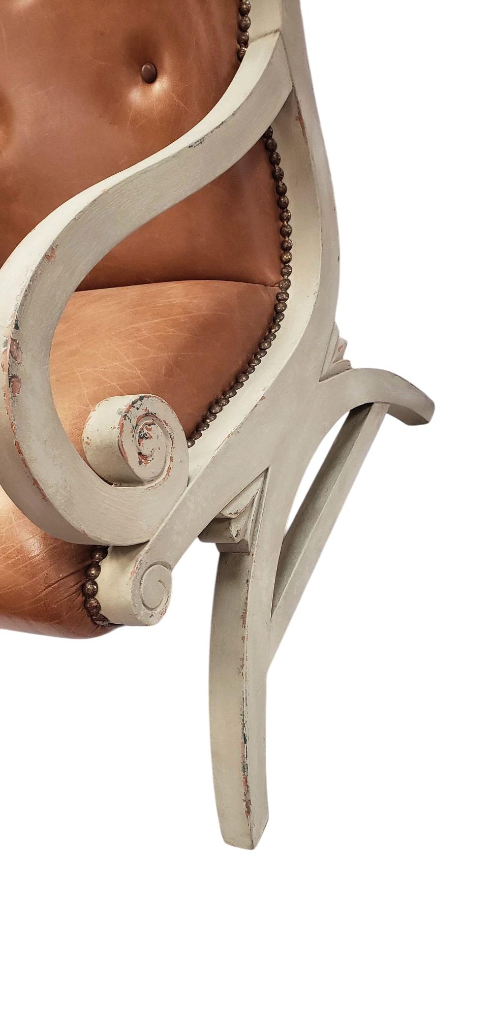 Klismos-Lounge-Sessel aus getuftetem Leder im Angebot 4
