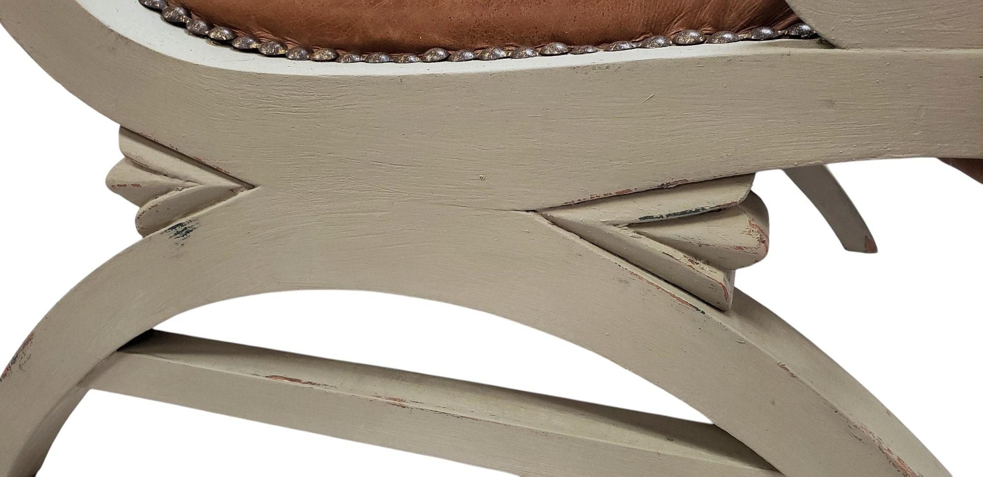 Klismos-Lounge-Sessel aus getuftetem Leder im Angebot 5