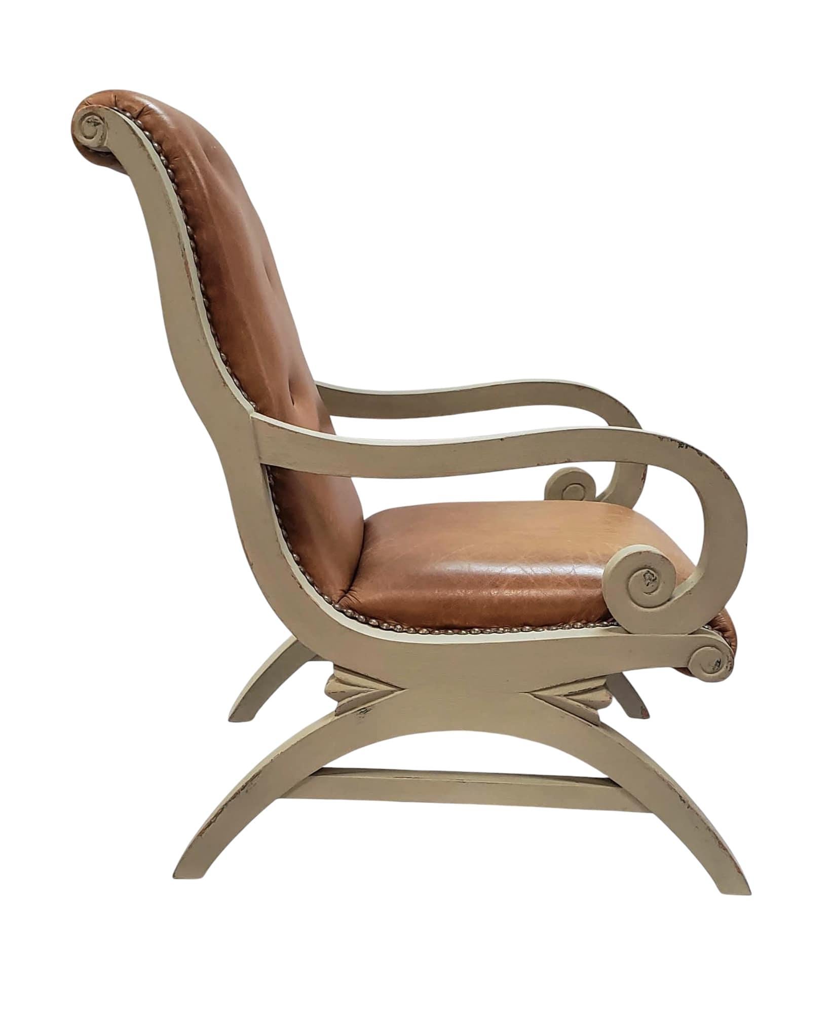 Klismos-Lounge-Sessel aus getuftetem Leder (amerikanisch) im Angebot