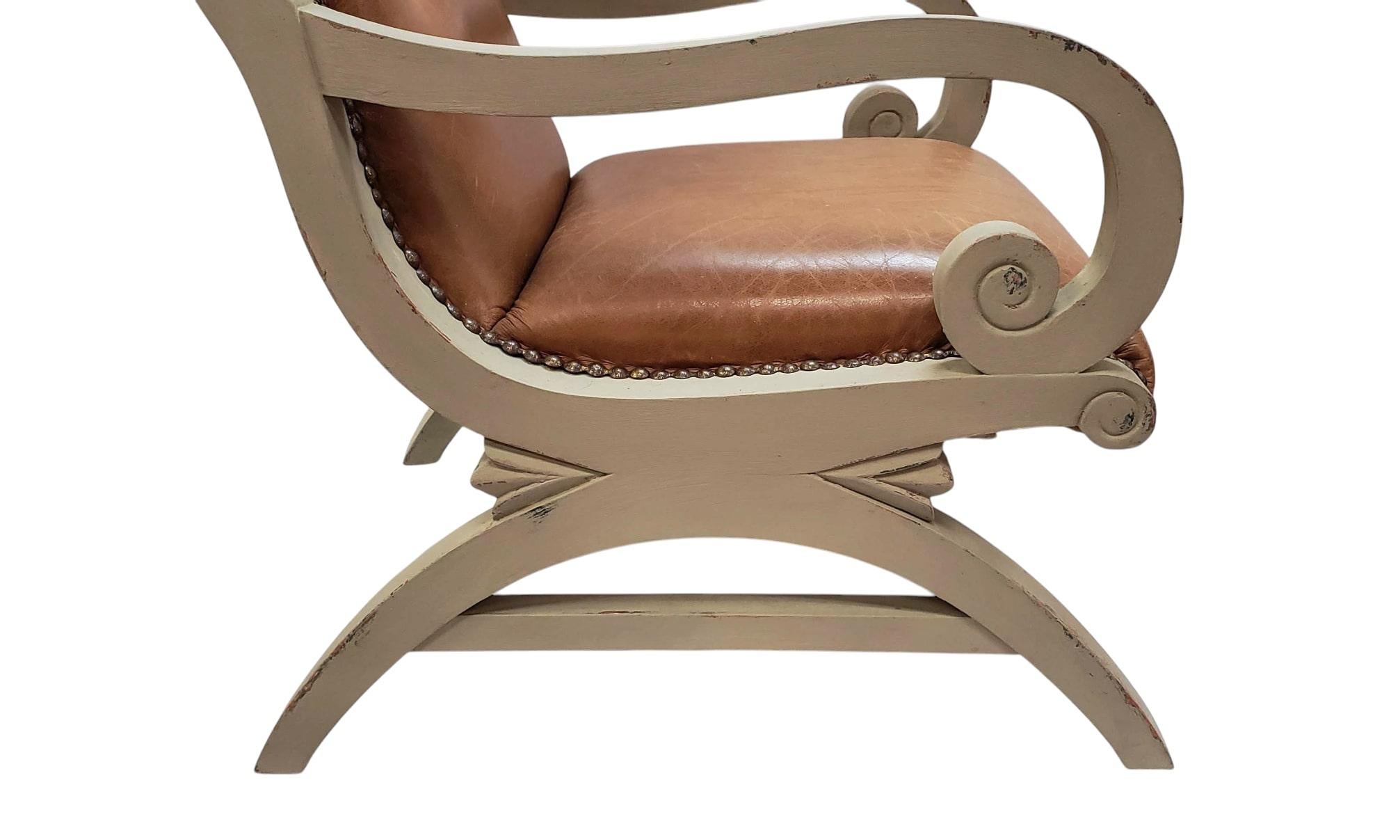 Klismos-Lounge-Sessel aus getuftetem Leder im Angebot 1