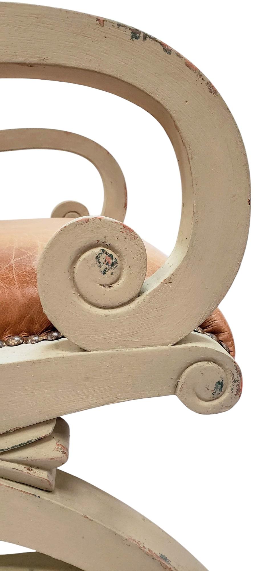 Klismos-Lounge-Sessel aus getuftetem Leder im Angebot 3
