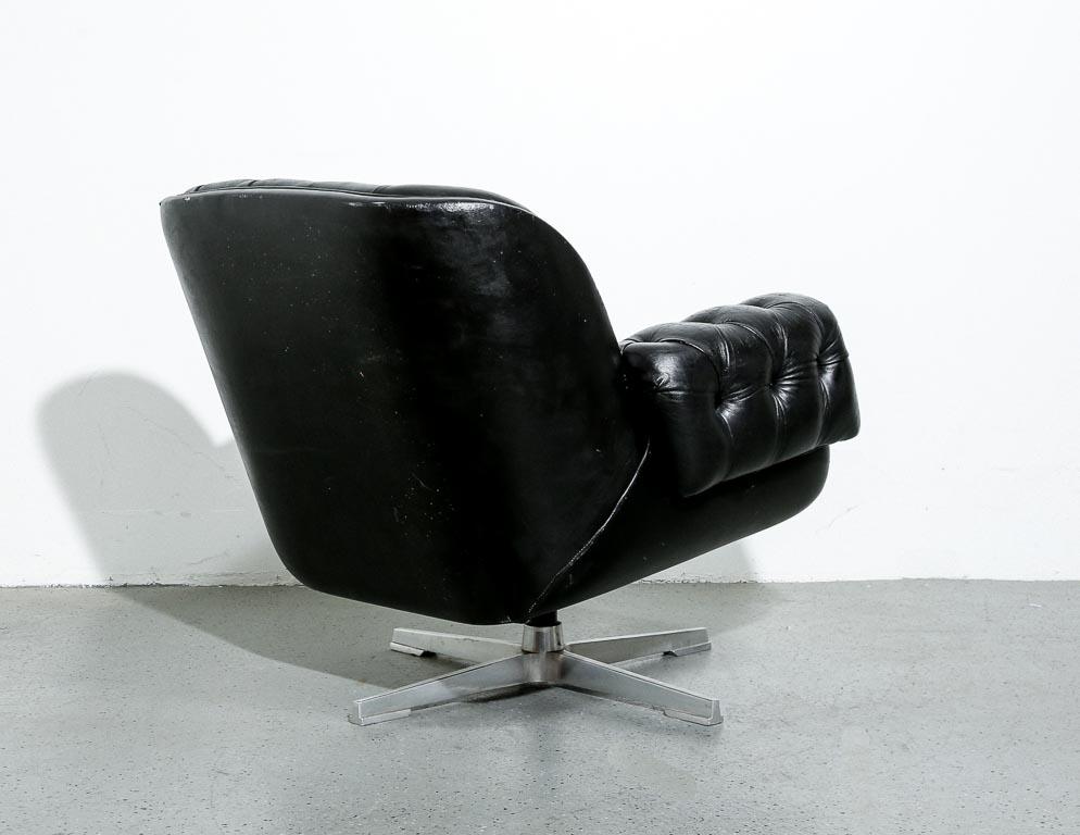 Mid-20th Century Tufted Leather Lounge Chair in the Style of Ward Bennett