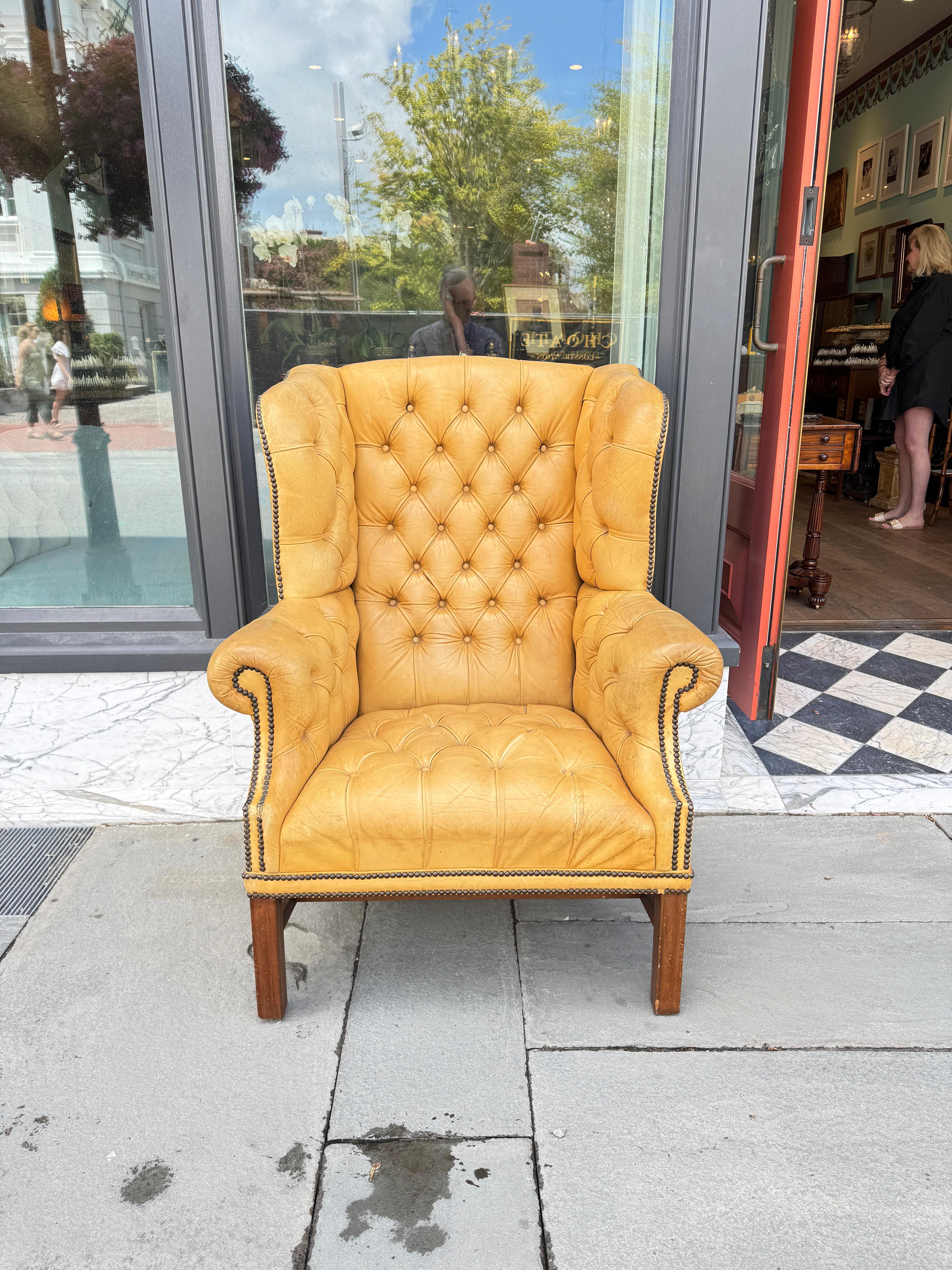 Unknown Pair of tufted leather mahogany wingback 20th century chair For Sale