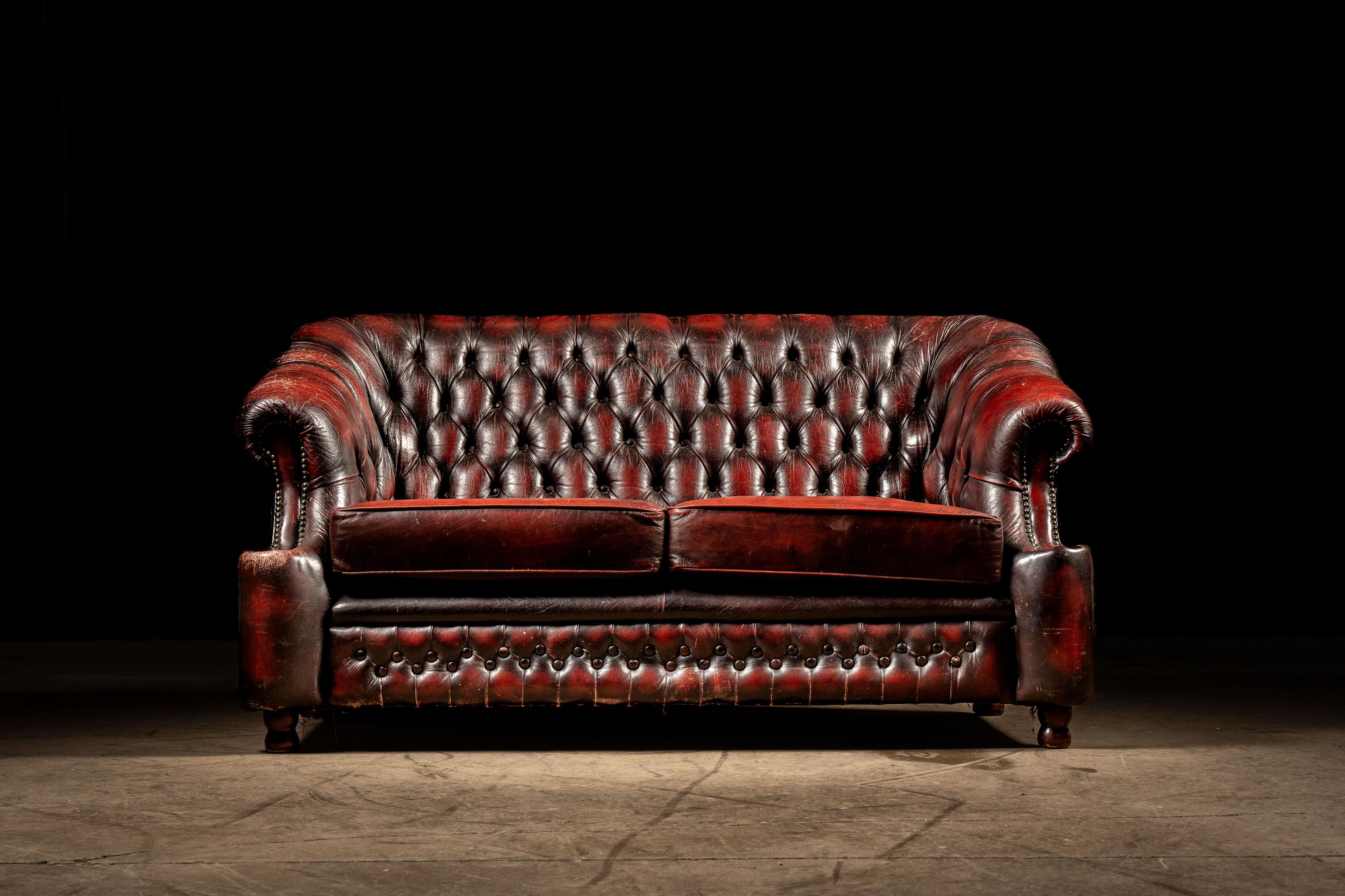 c. Anni '80; Thomas Lloyd Furniture - Treorchy, Galles

Divano inglese d'epoca in pelle con inserti in rosso sangue.

Questo splendido pezzo vanta una profonda tonalità di rosso, contrastata da toni più chiari sulla superficie che lasciano il posto