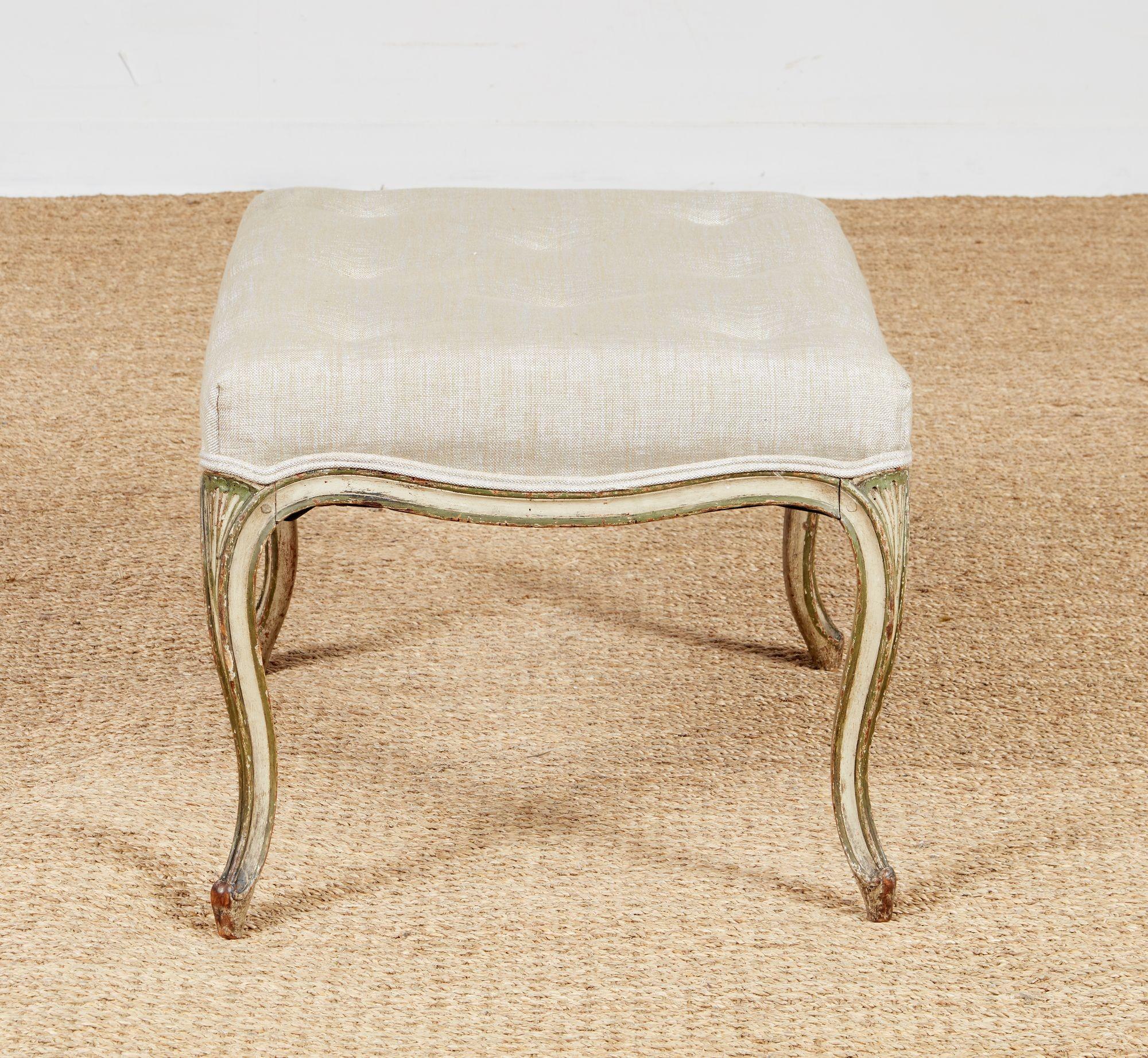 Français Tabouret peint en lin touffeté en vente