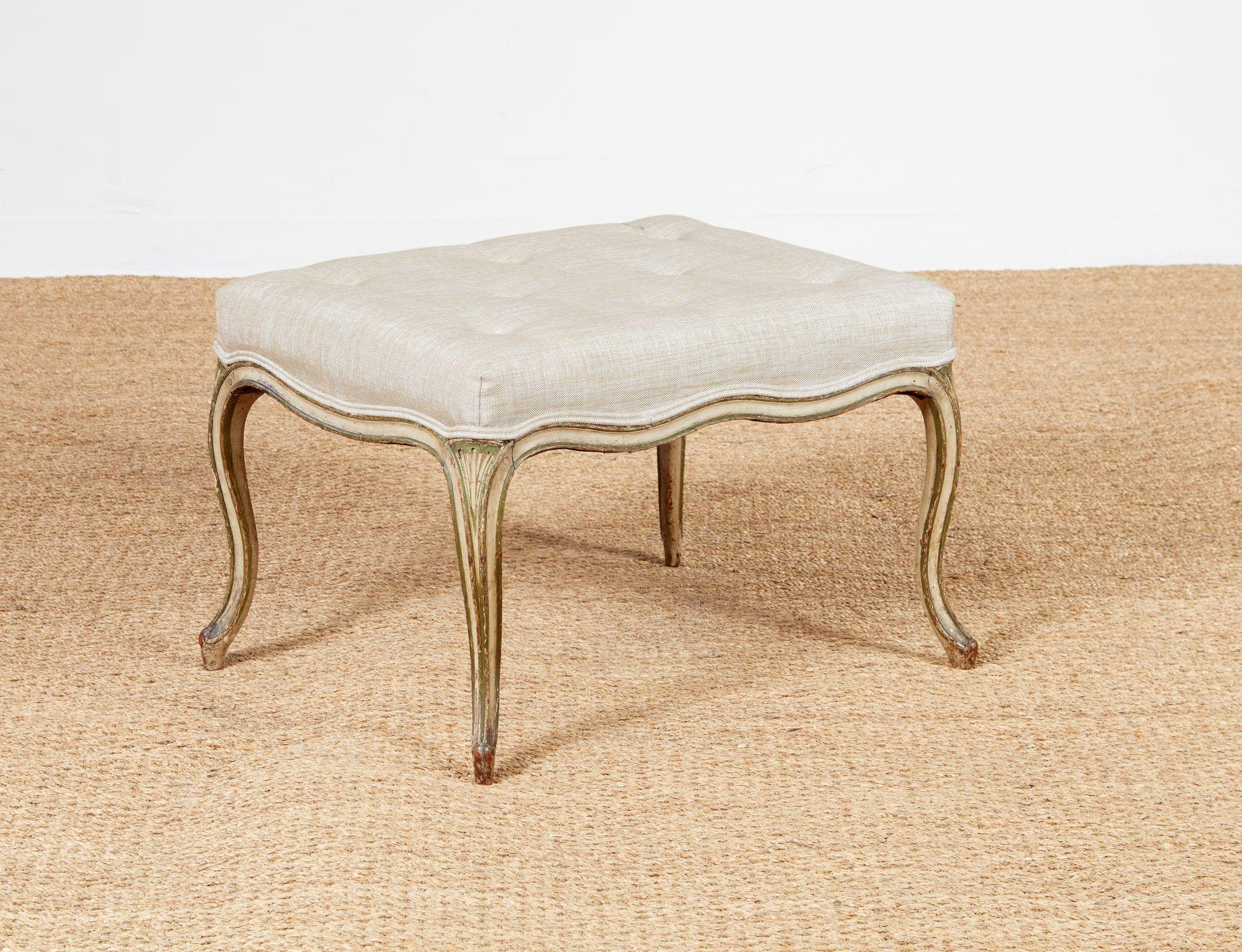 Tabouret peint en lin touffeté en vente 1