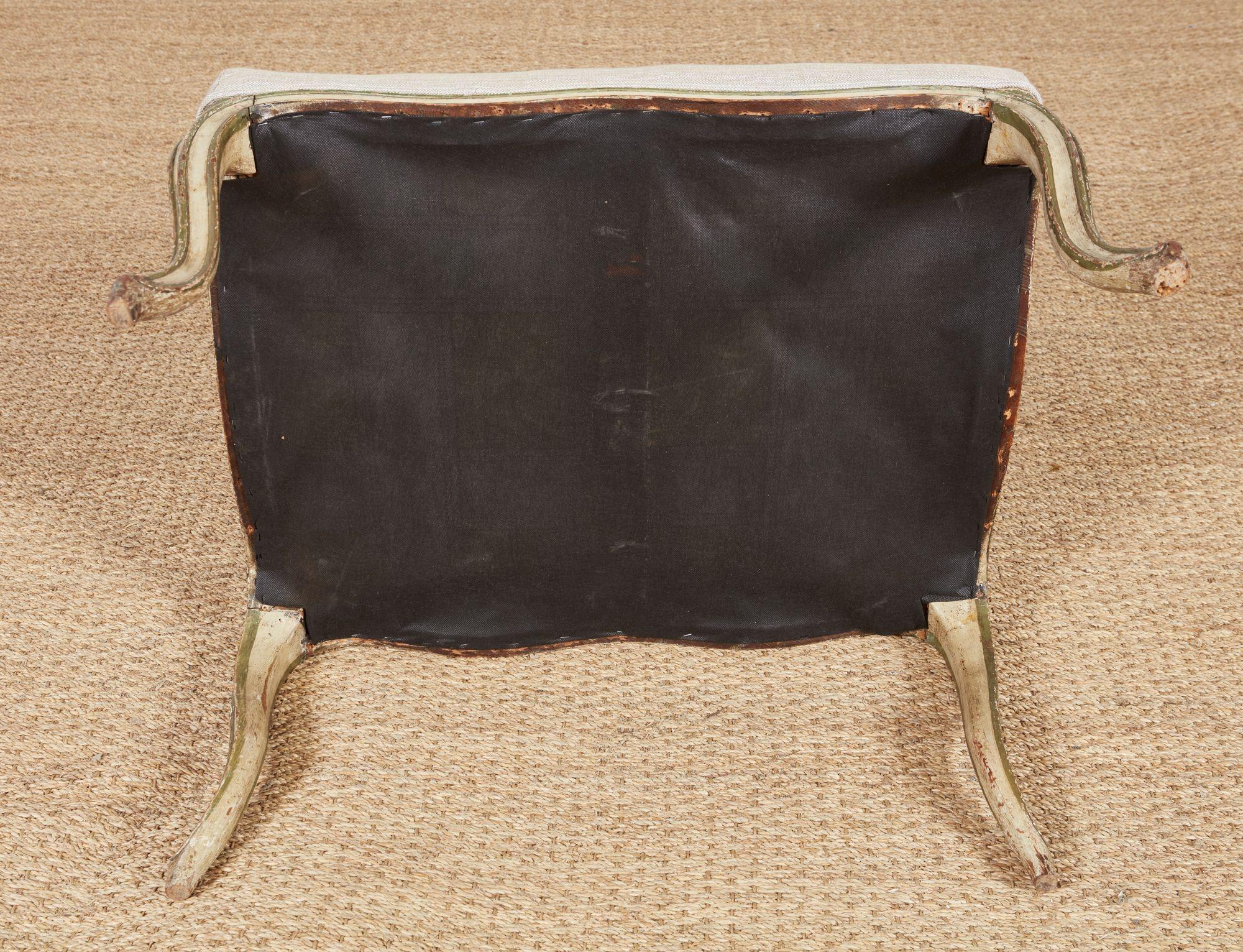 Tabouret peint en lin touffeté en vente 2