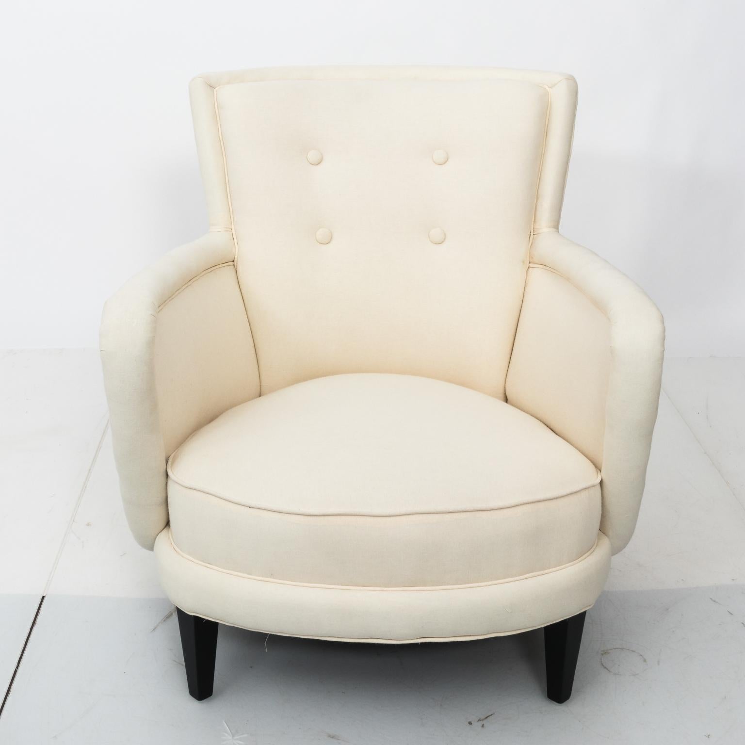 Tufted Mid-Century Modern Club Chairs In Good Condition In Stamford, CT